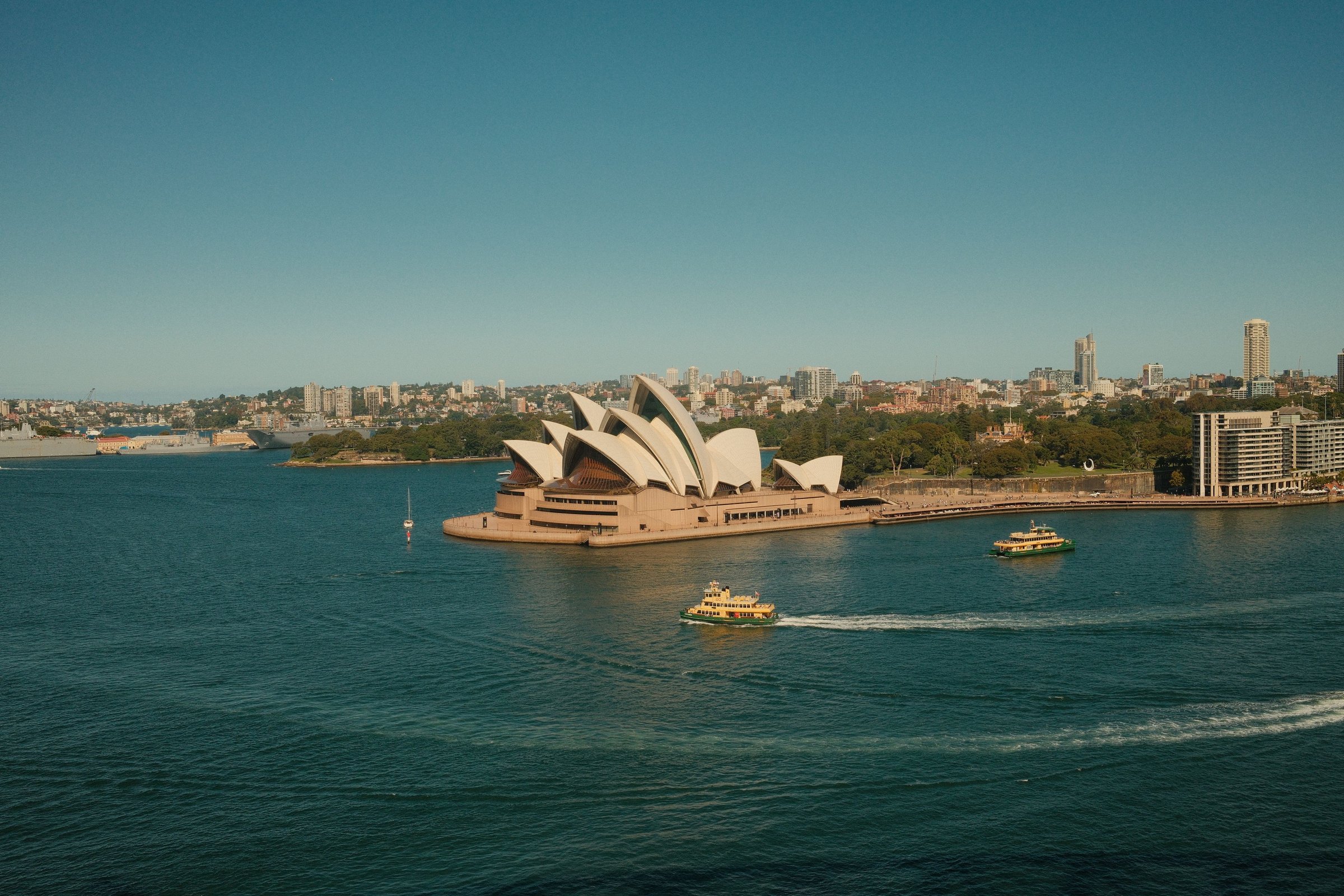Sydney Opera House dari udara dengan feri melintas