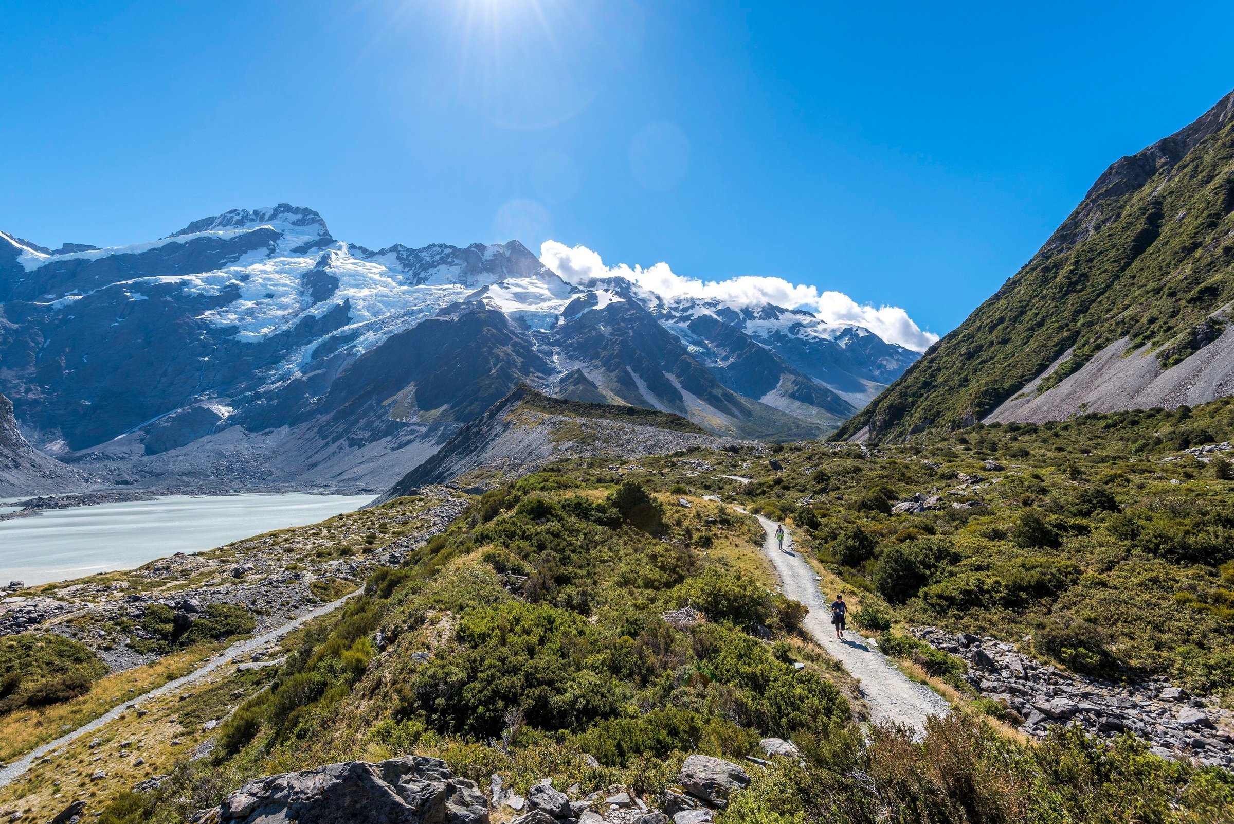 Jalur Hooker Valley dengan Gunung Cook bersalju dan danau glasial