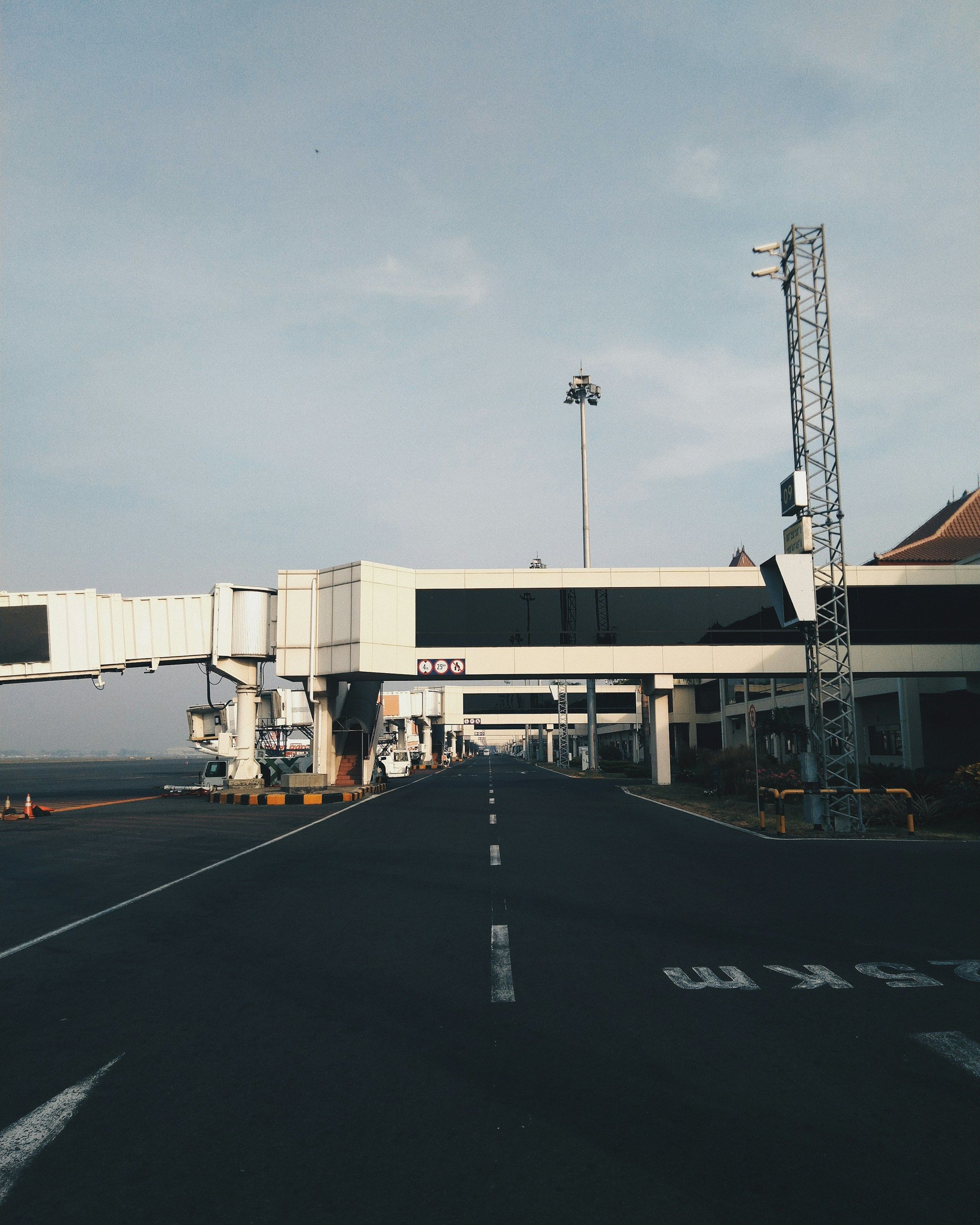 Pesawat di landasan bandara saat matahari terbit, suasana pulang ke Jakarta