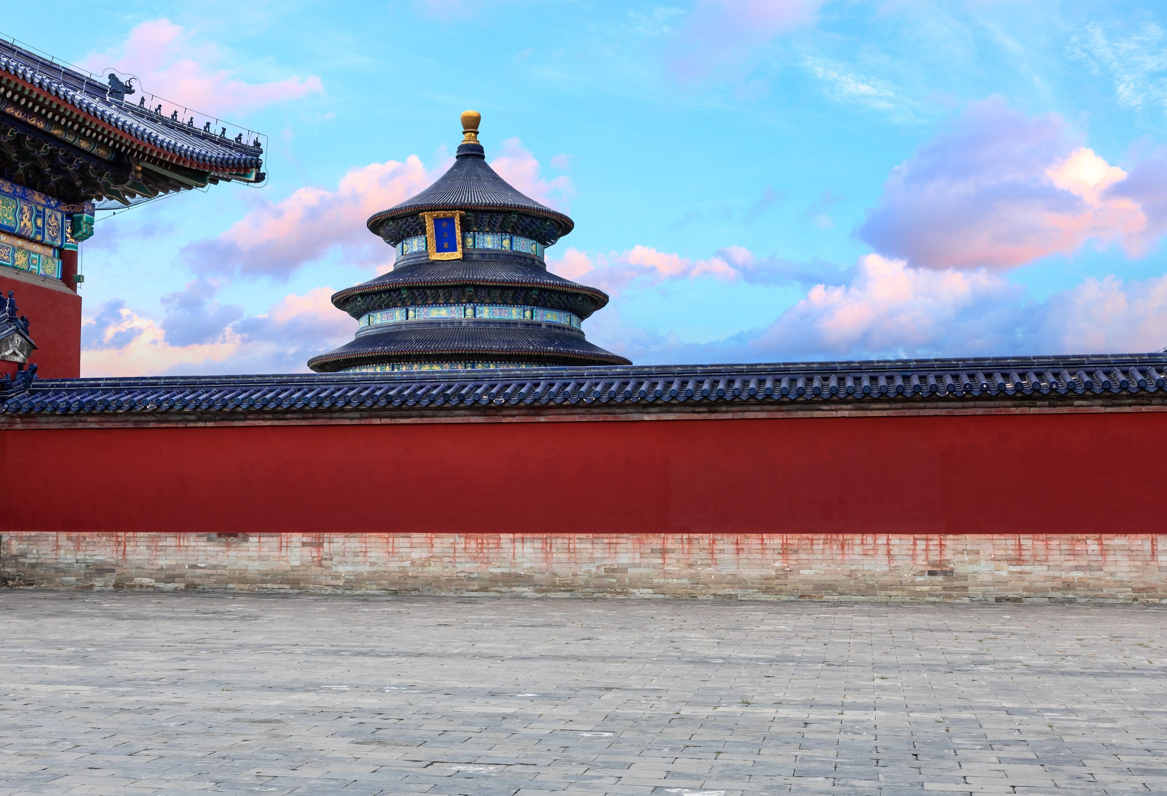 Kuil bundar Temple of Heaven Beijing menjulang di atas tembok merah istana