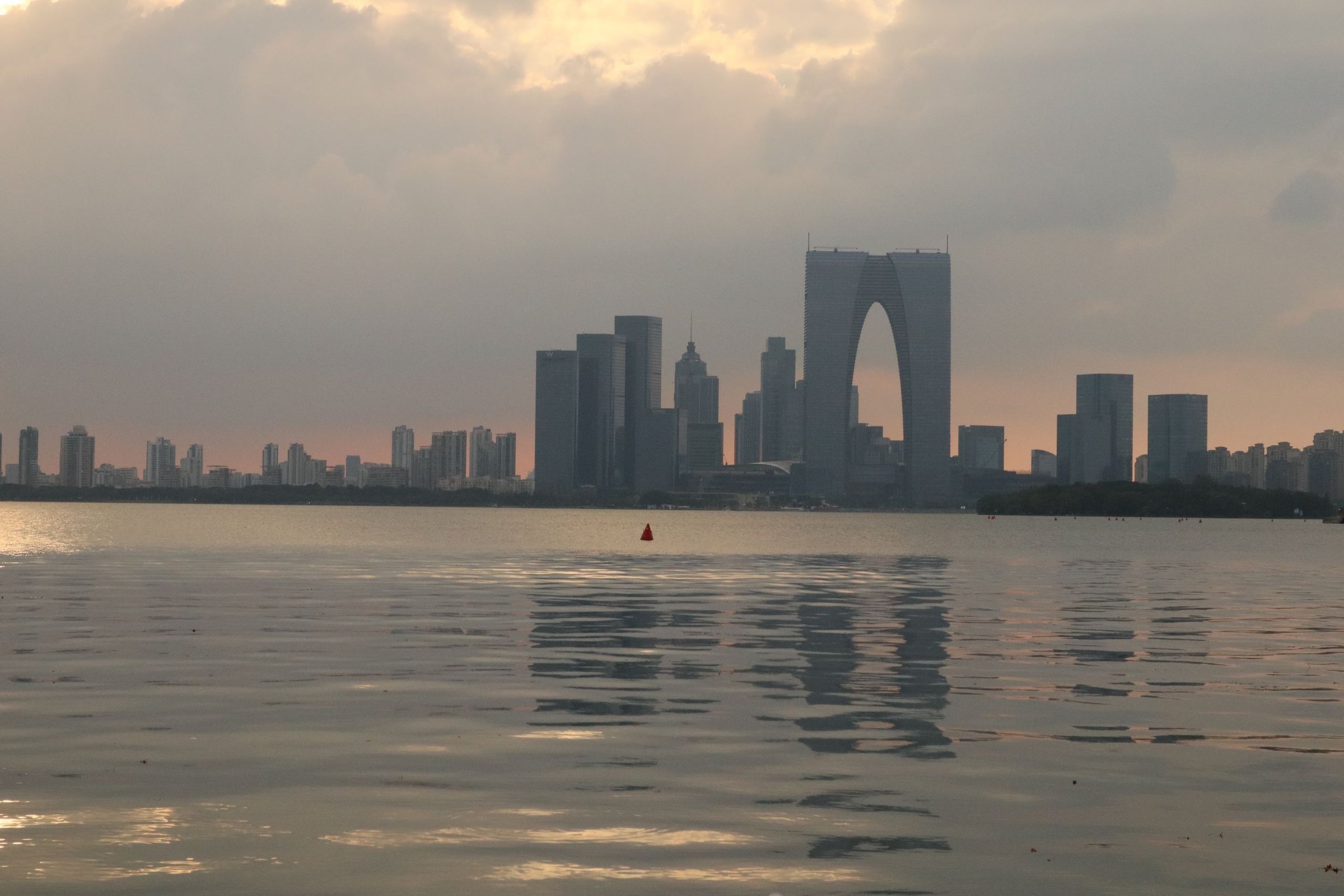 Skyline Jinji Lake Suzhou saat senja