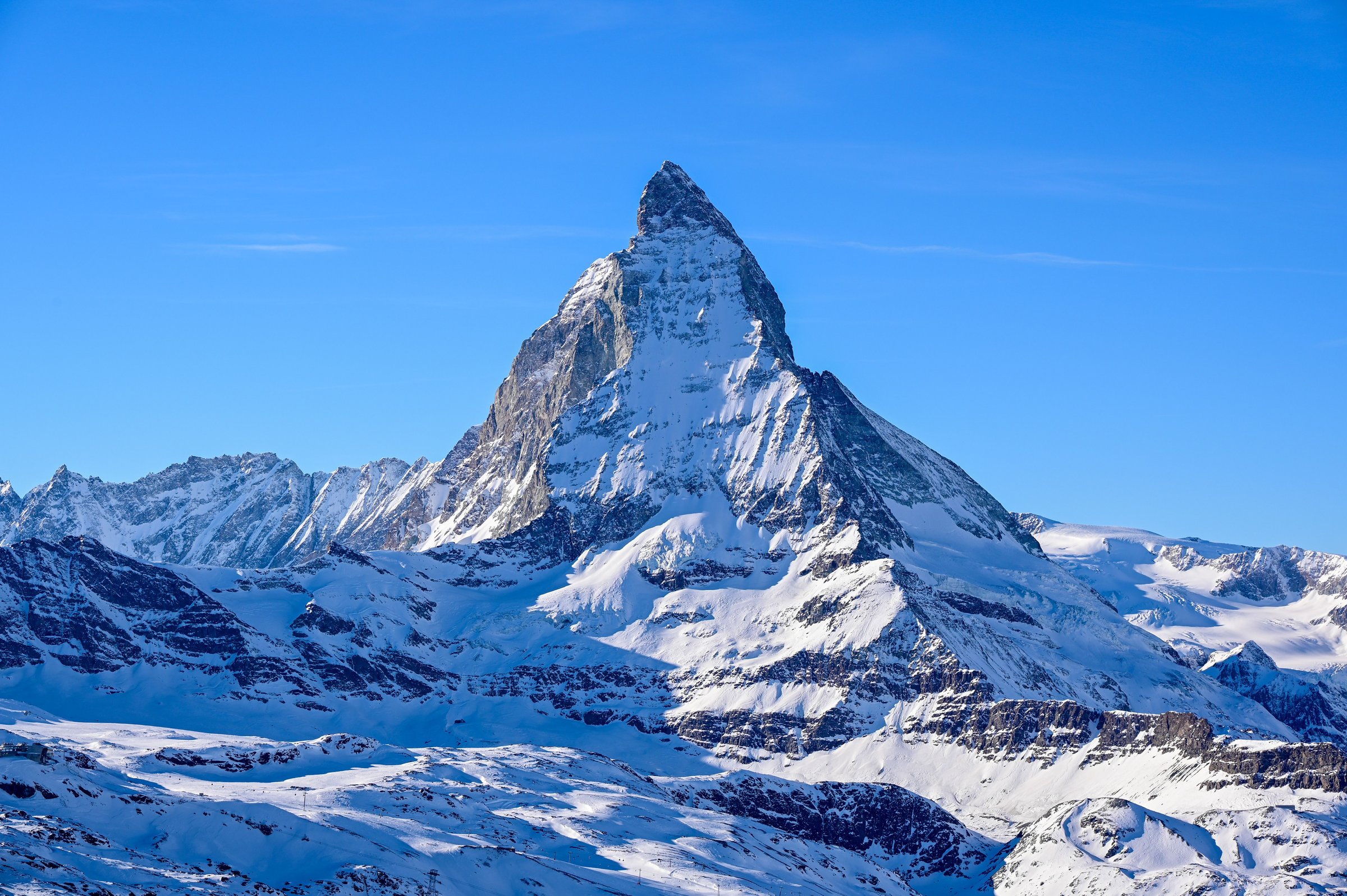 Puncak Matterhorn bersalju menjulang gagah di bawah langit biru cerah Swiss