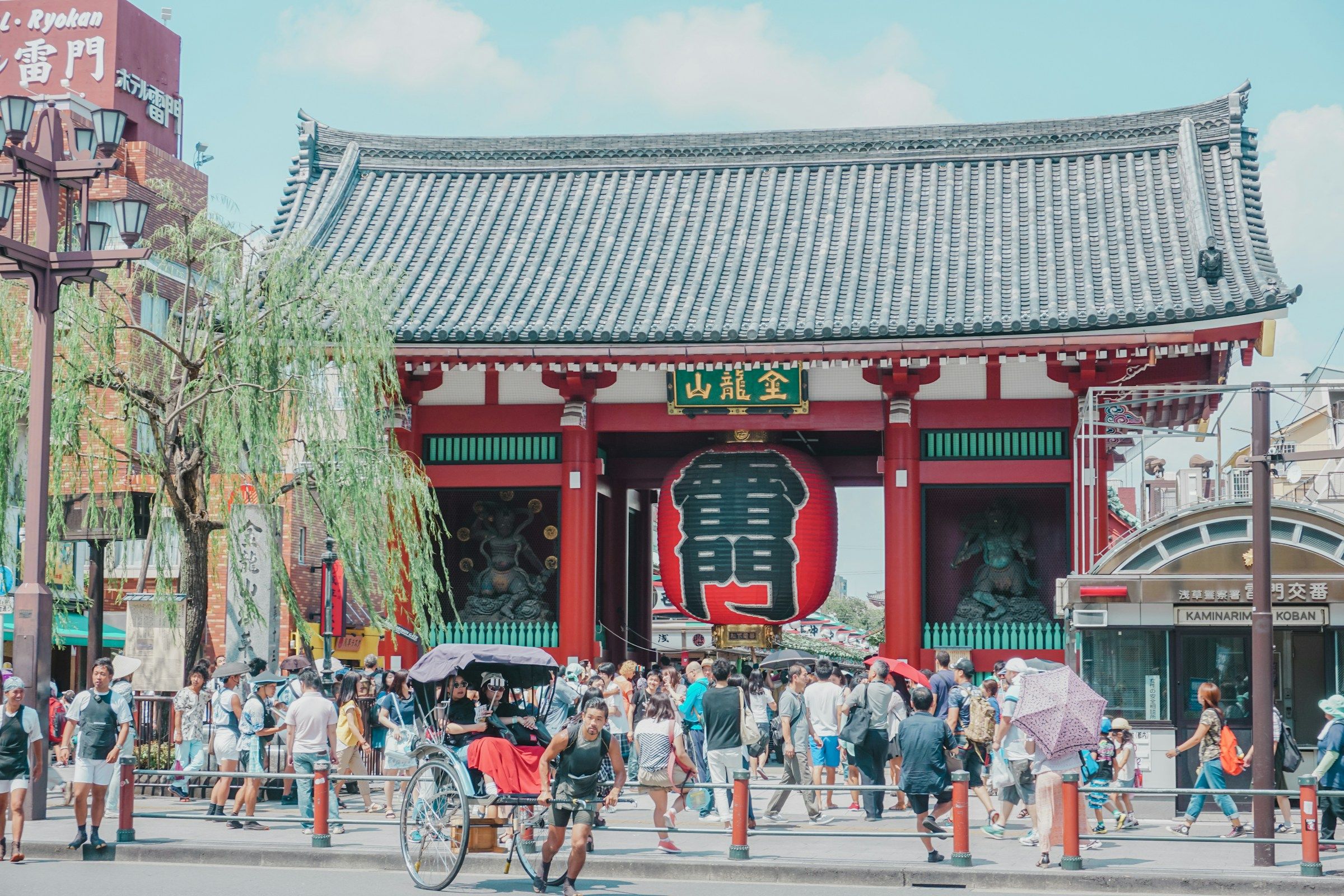 Gerbang Kaminarimon dengan lentera merah ikonik kuil Sensoji di Asakusa, Tokyo