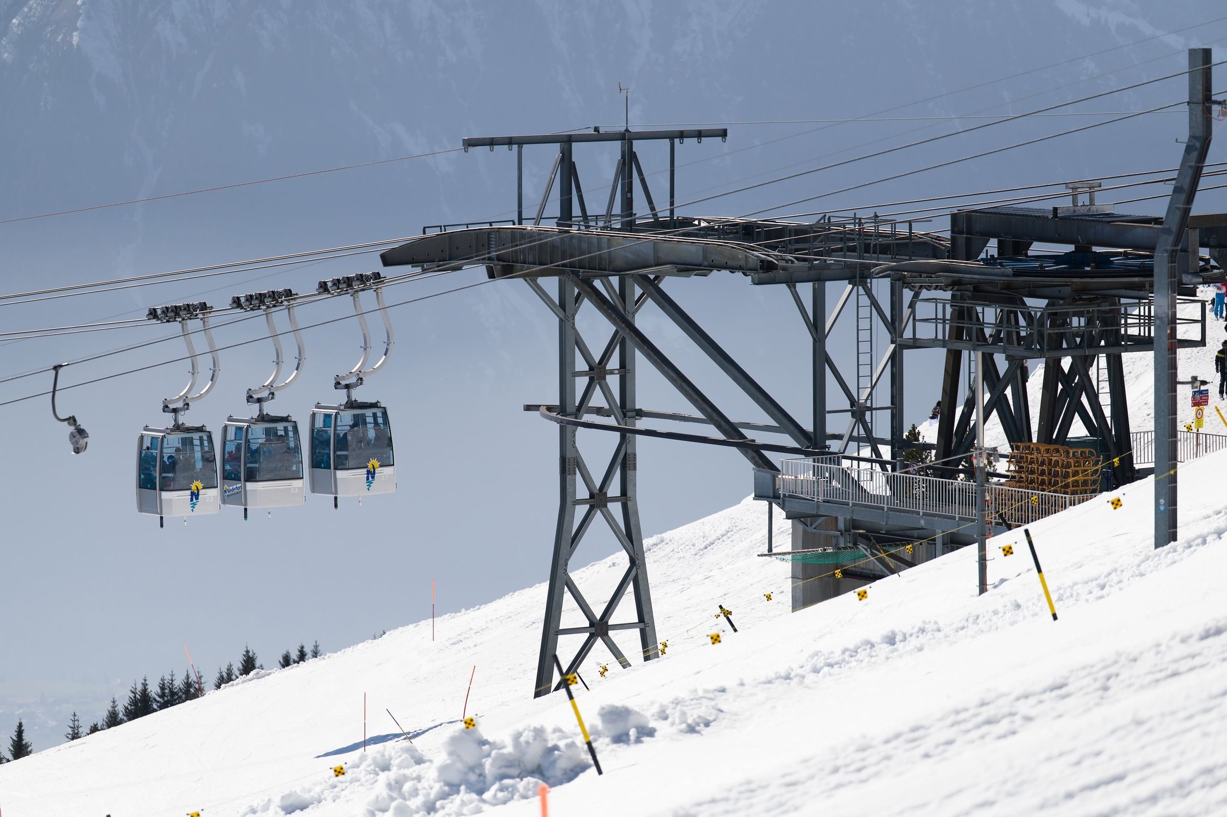 Keluarga Wijaya: Naik cable car menuju Mount Titlis, anak-anak pegang salju pertama kali di puncak.