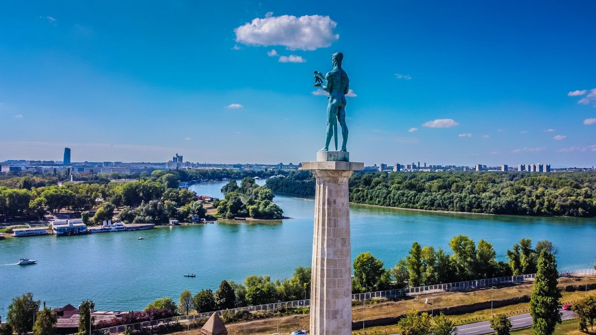 Monumen Pobednik di Benteng Kalemegdan Belgrade dengan pertemuan Sungai Sava dan Danube