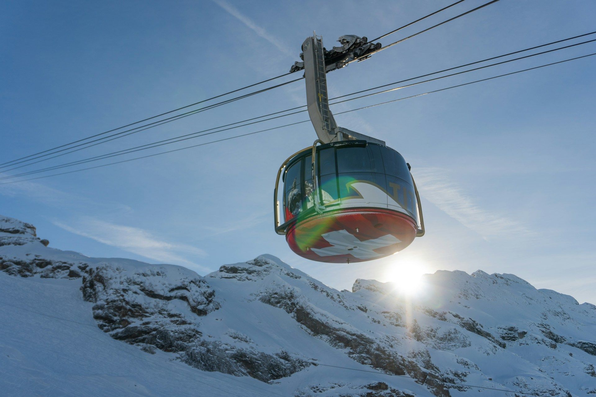 Kereta gantung Titlis Rotair di atas gletser bersalju, Swiss