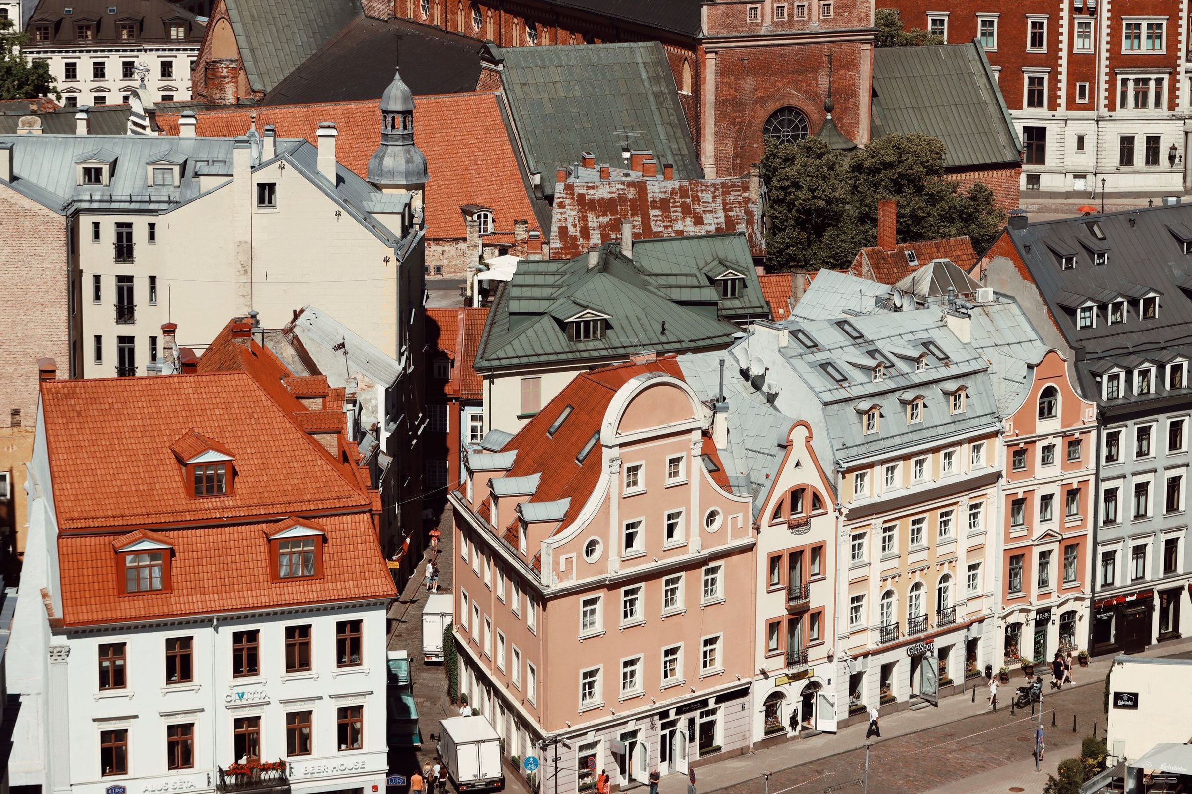 Atap-atap merah kota tua Riga dari ketinggian, Latvia.