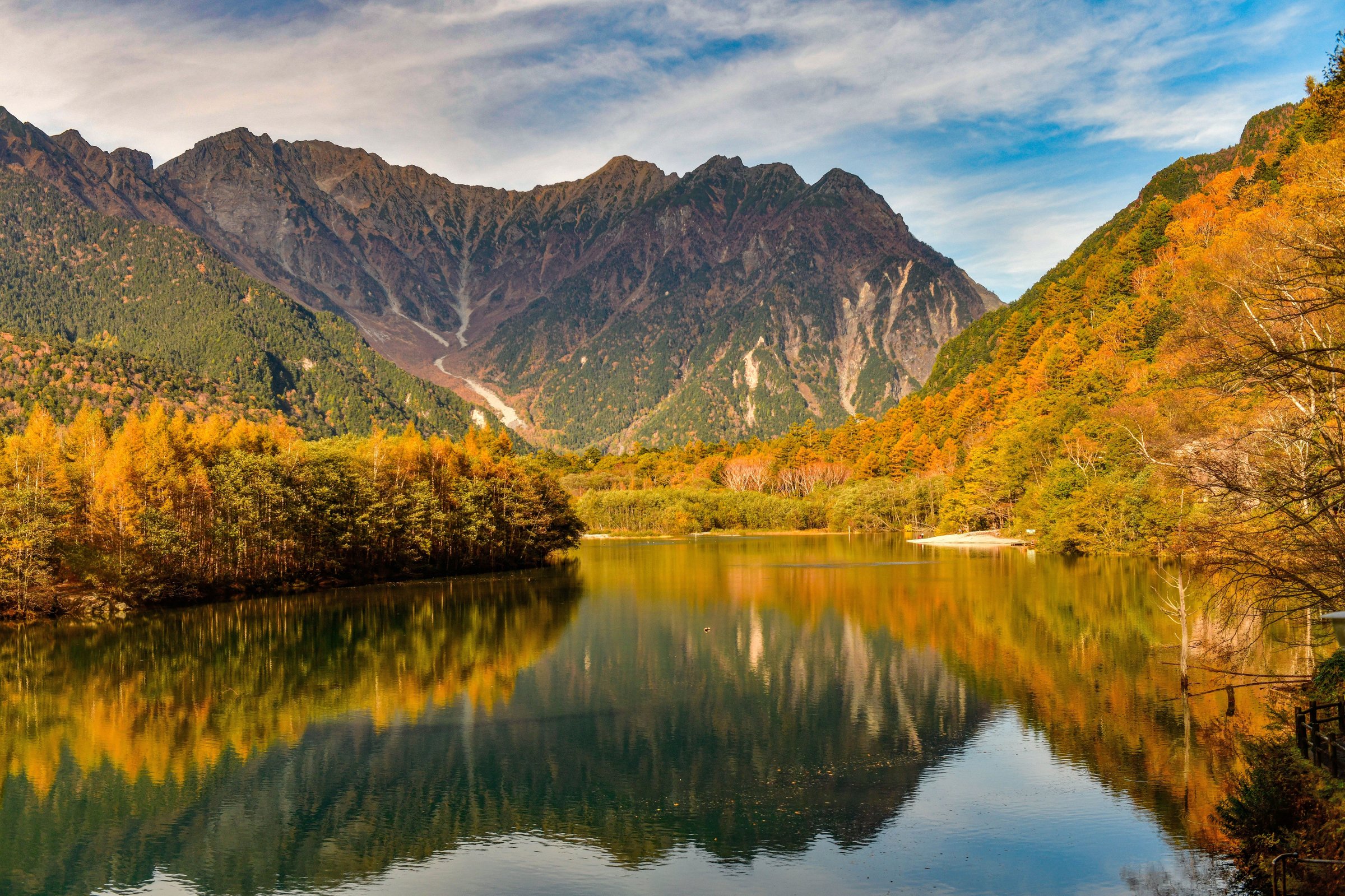 Lembah Kamikochi dengan hutan larch keemasan memantul di sungai dan pegunungan Alpen Jepang