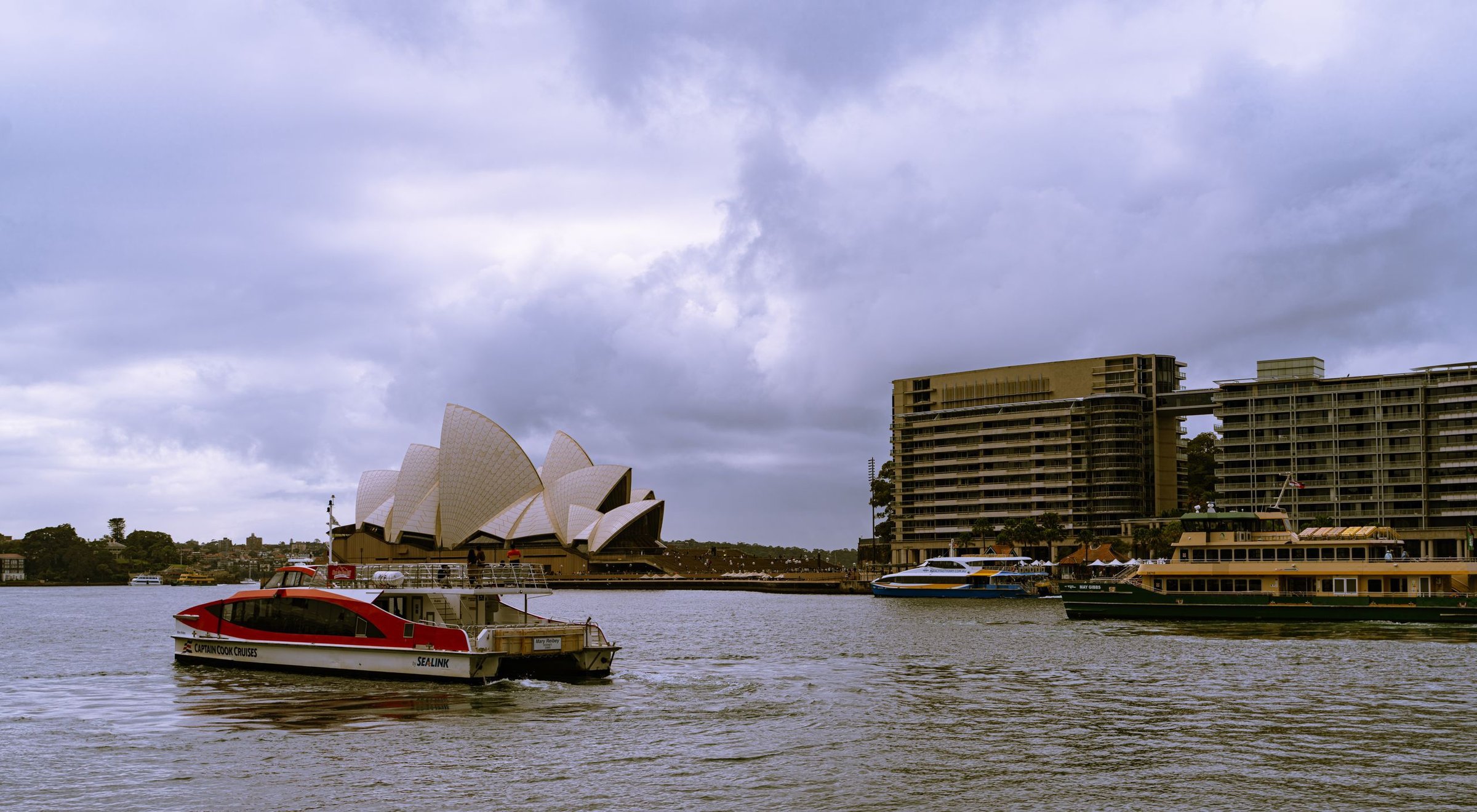 Sydney Opera House dengan feri melintas