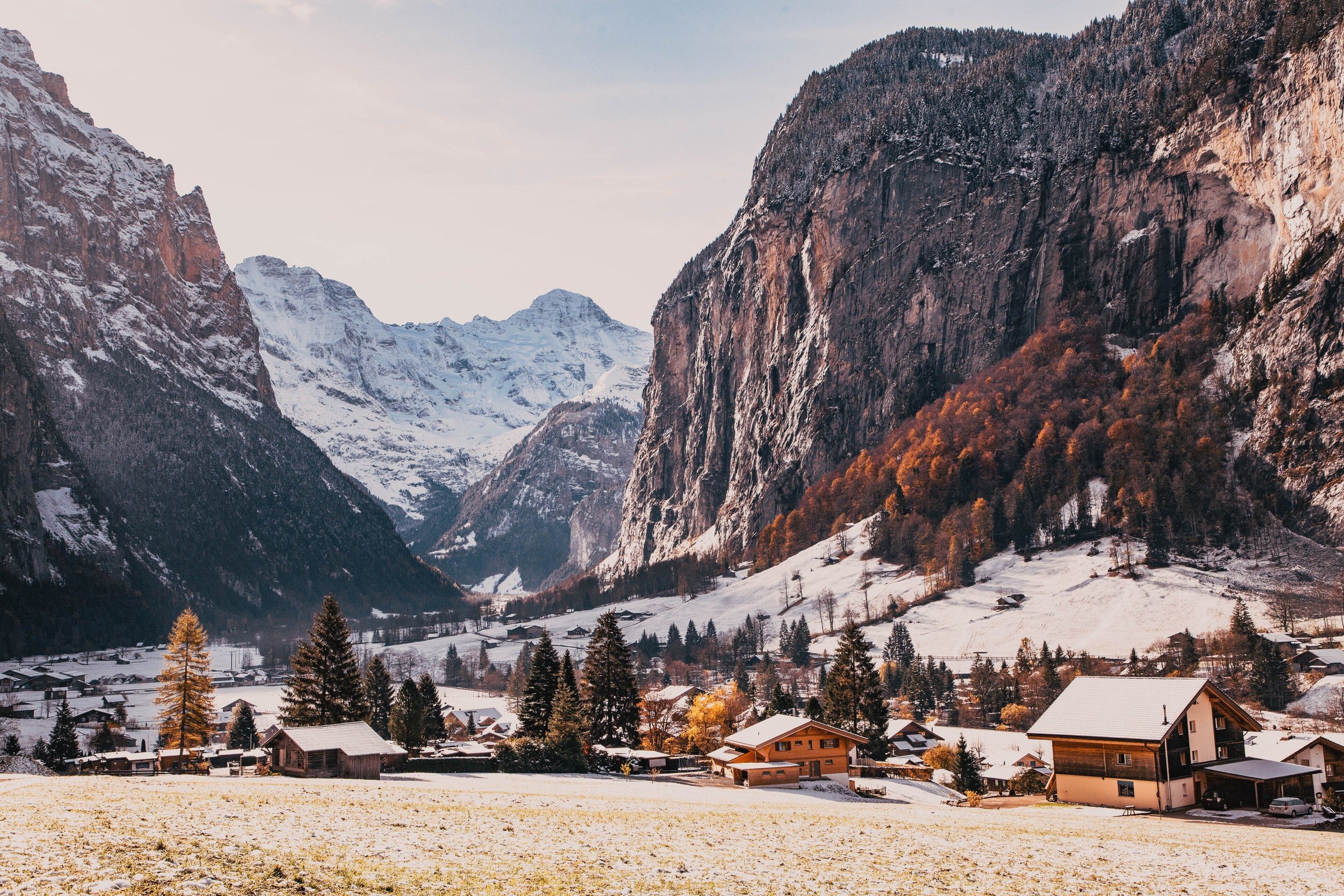 Lembah Lauterbrunnen berselimut salju tipis dan dedaunan musim gugur, Swiss