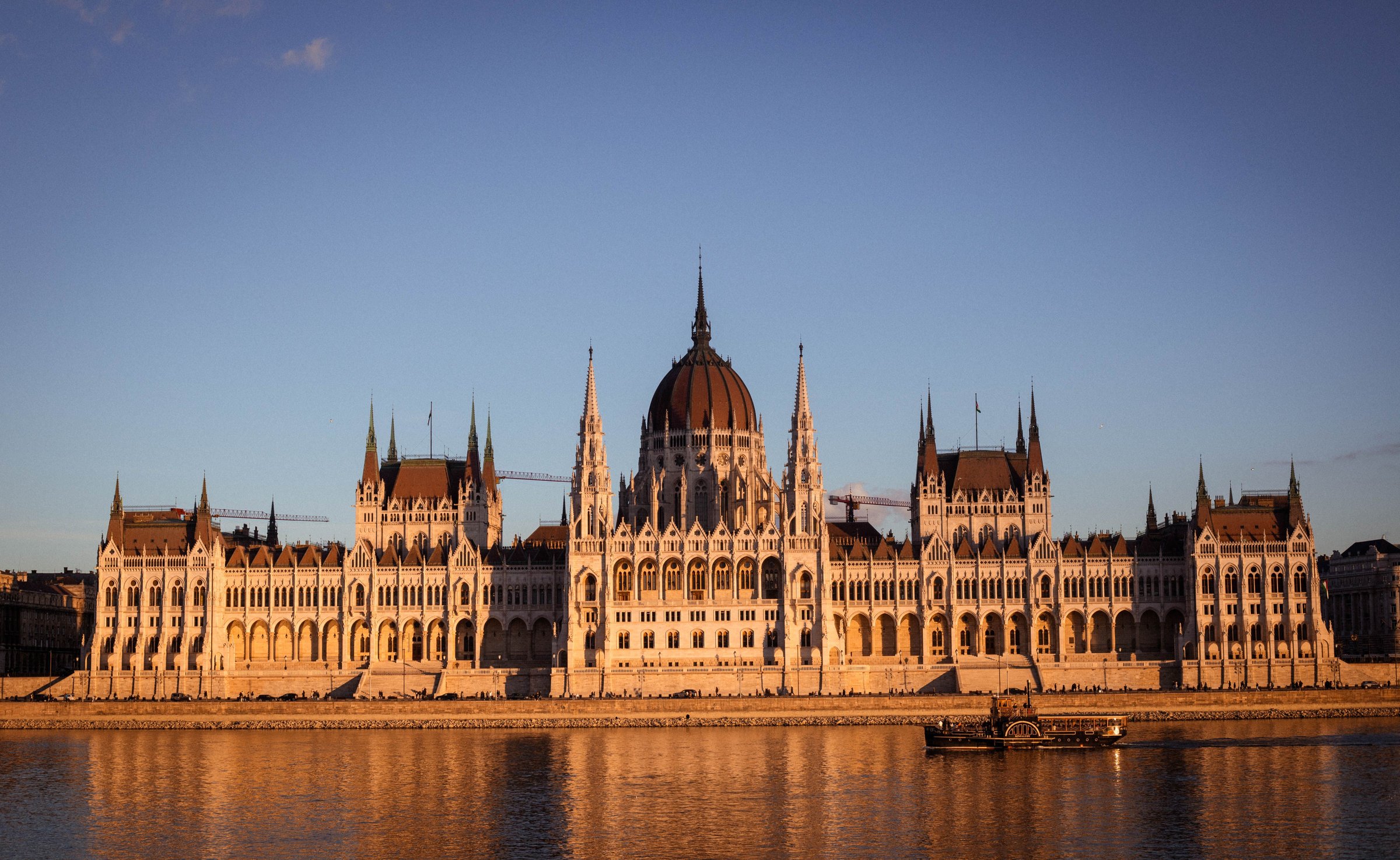 Gedung Parlemen Hungaria di Budapest bermandi cahaya keemasan senja di tepi Sungai Danube
