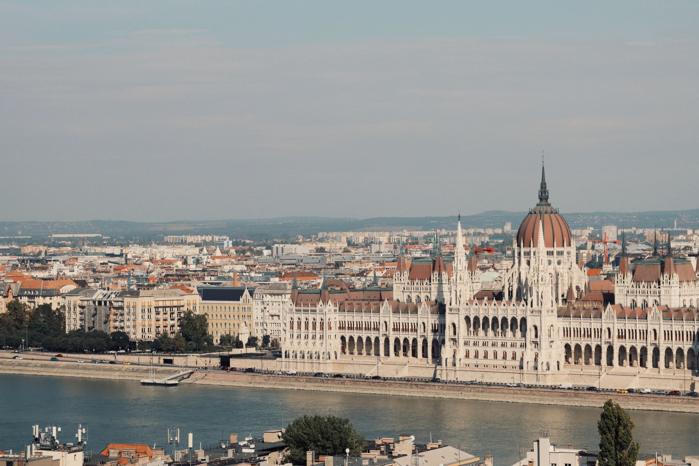 Gedung Parlemen Budapest di tepi Sungai Danube