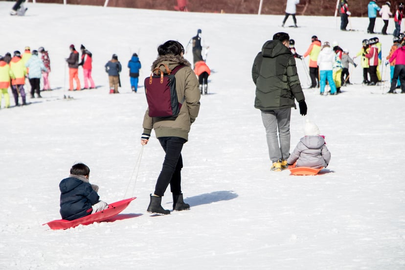 Perempuan berhanbok merah marun berdiri di tepi kolam depan paviliun Gyeonghoeru, Istana Gyeongbokgung Seoul