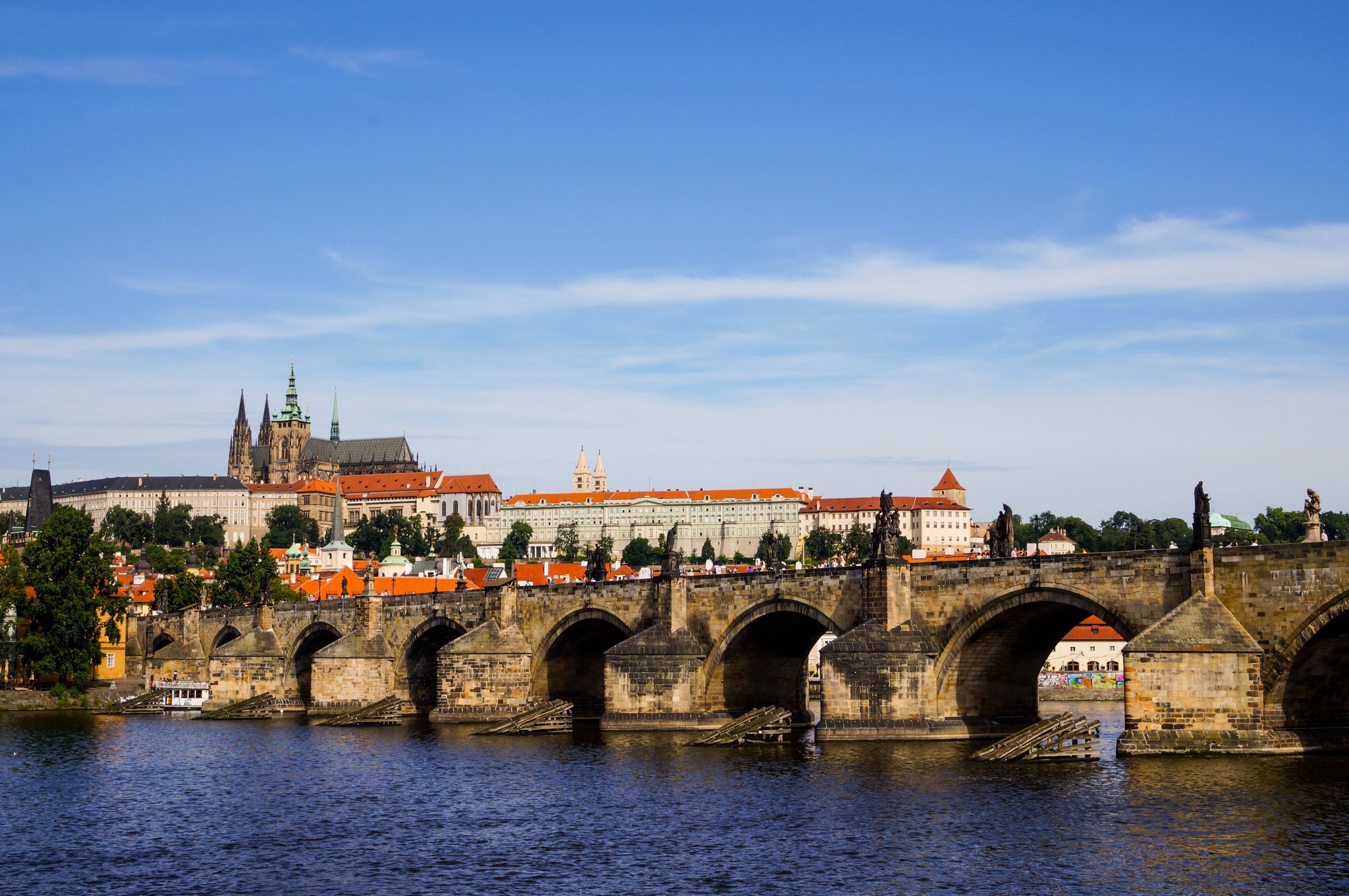 Jembatan Charles Praha membentang di atas Sungai Vltava dengan Kastil Praha di kejauhan