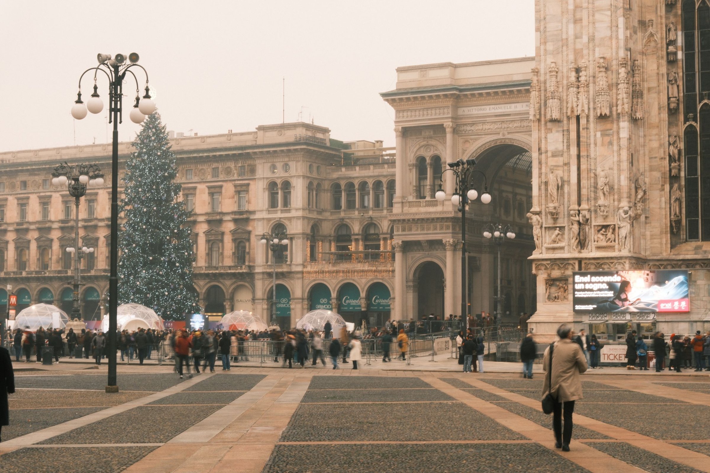Grup Avenir: Foto rame-rame di depan Duomo Cathedral Milan, penutup manis sebelum pulang ke Jakarta.