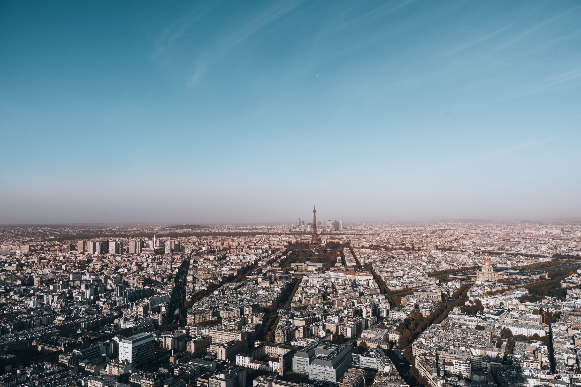 Panorama Paris dari udara dengan Menara Eiffel