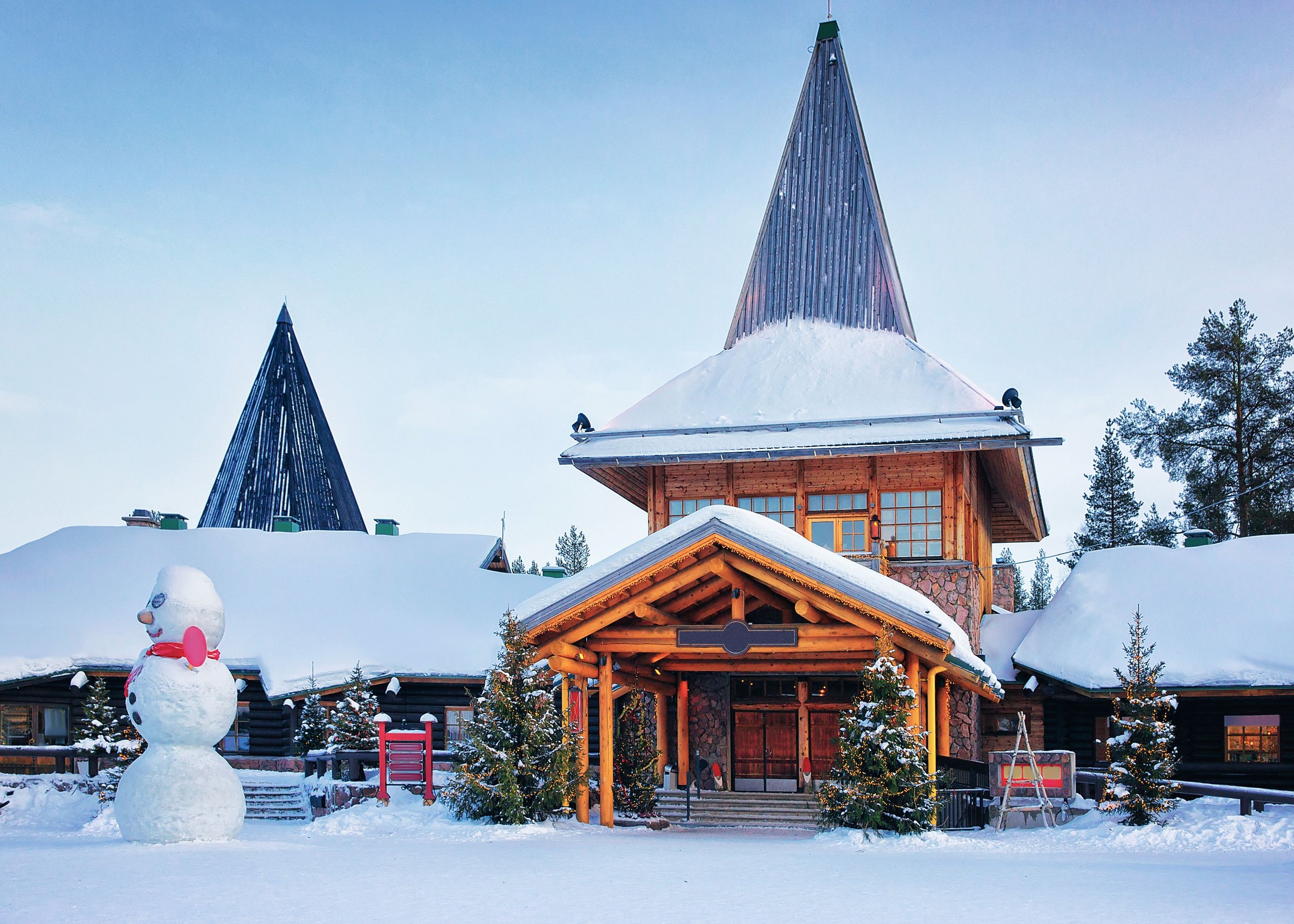 Santa Claus Village di Rovaniemi tertutup salju