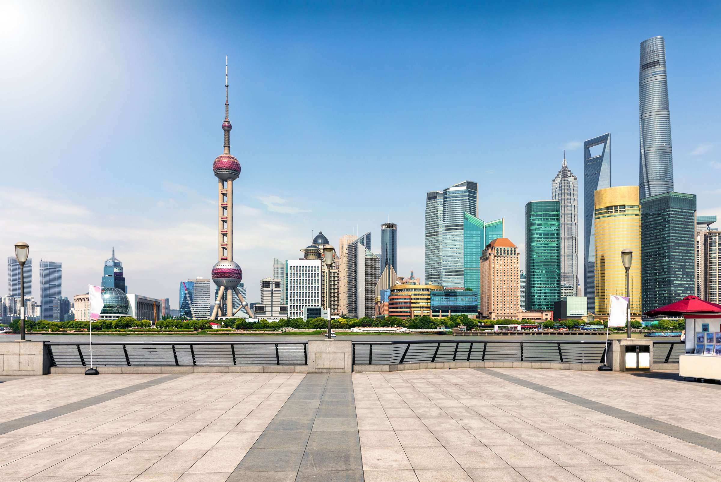 Skyline Pudong Shanghai dilihat dari promenade The Bund saat siang berlangit biru