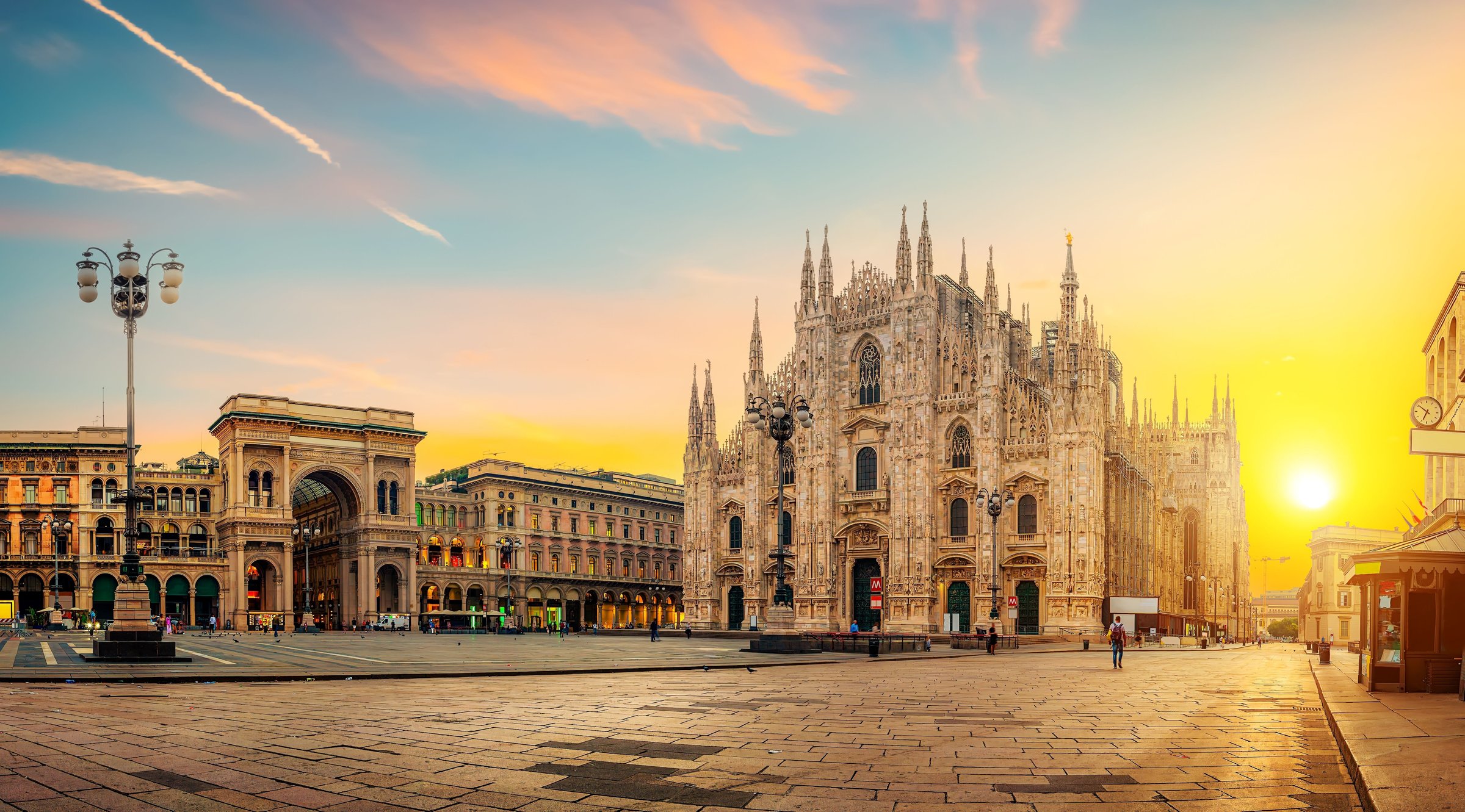Duomo Milan, katedral marmer gotik dengan ratusan menara, saat senja keemasan