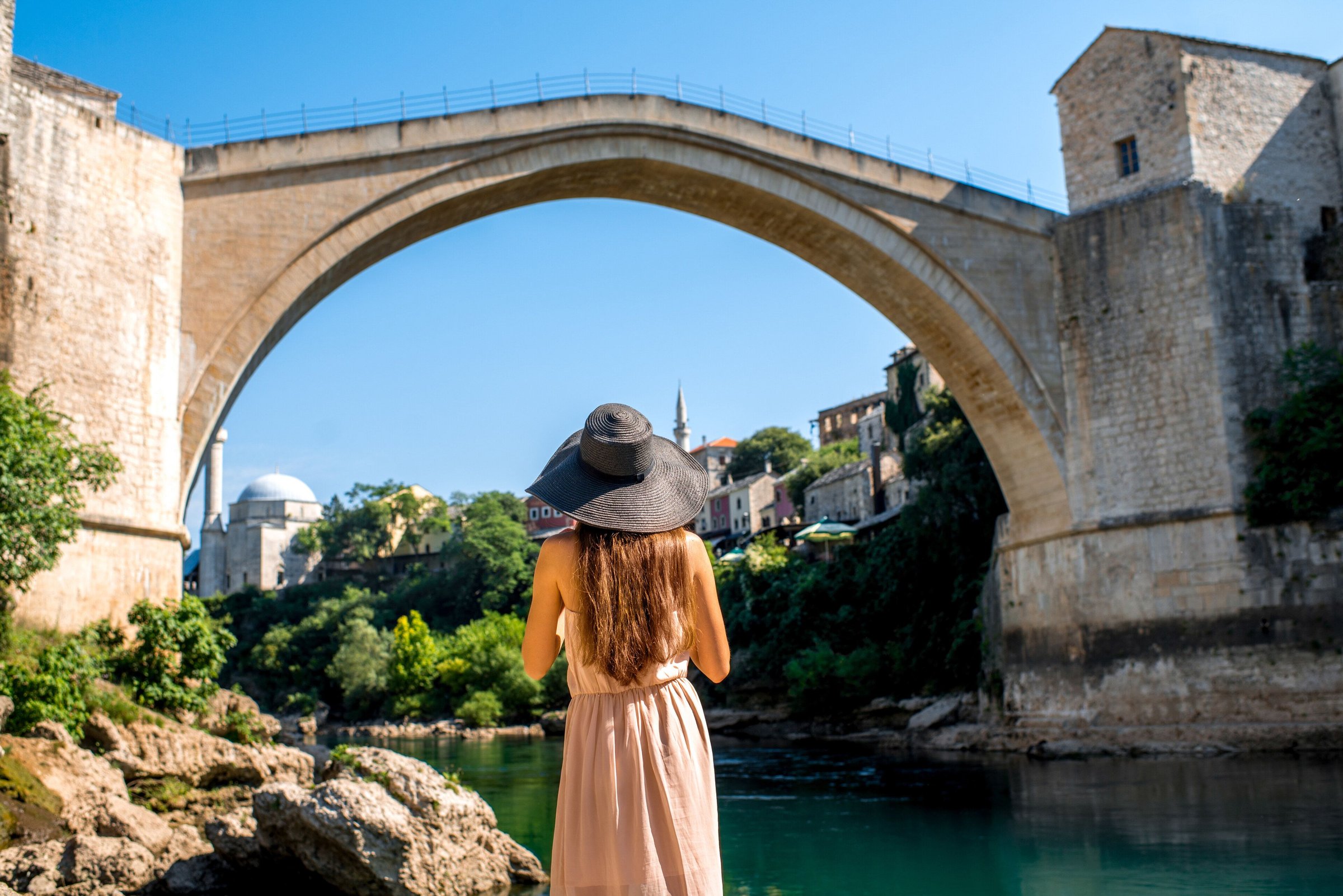 Wisatawan berdiri di bawah lengkung Stari Most, Mostar