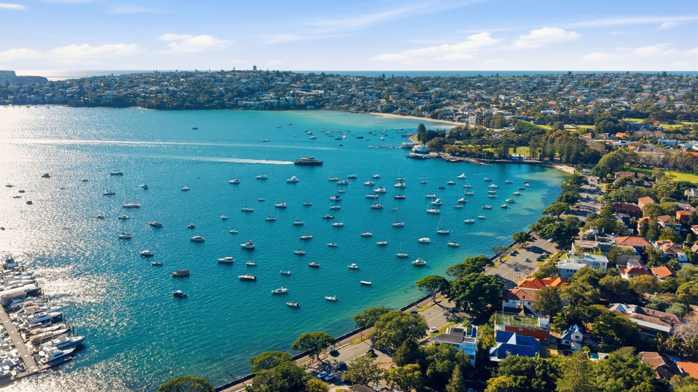 Foto udara Rose Bay Sydney dengan ratusan kapal berlabuh dan rumah beratap merah di pesisir teluk