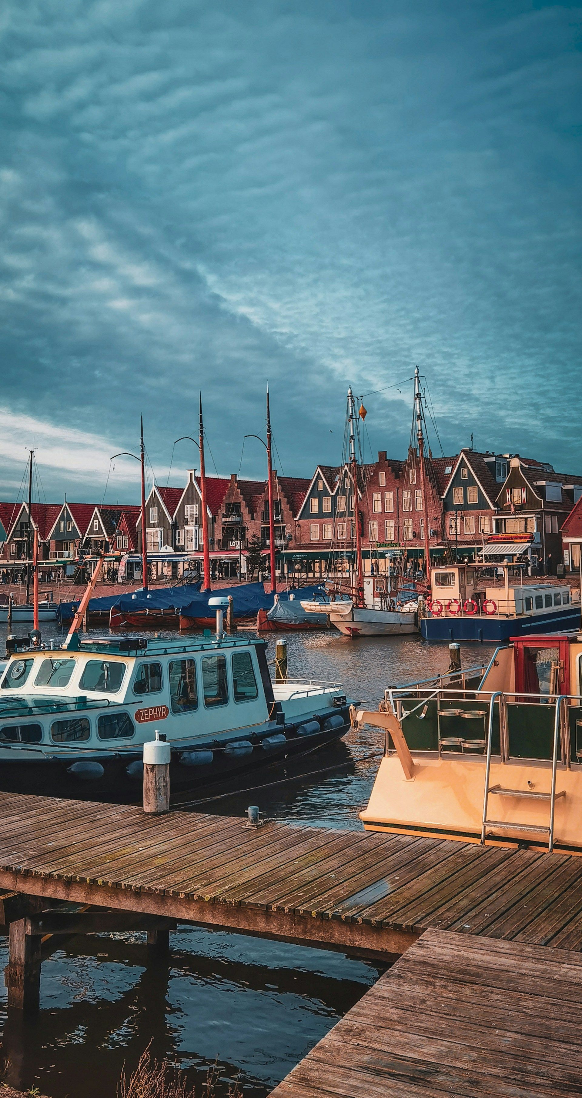 Perahu nelayan di pelabuhan Volendam, Belanda