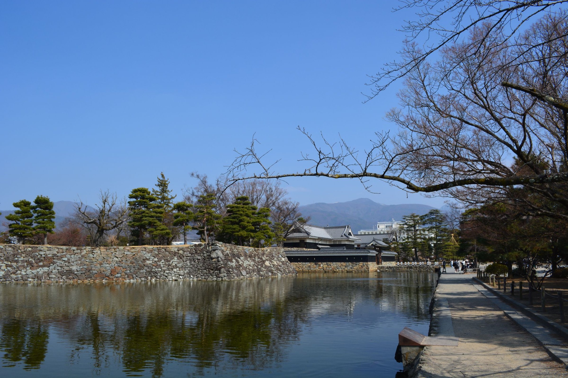Kastil Matsumoto dan parit di Jepang