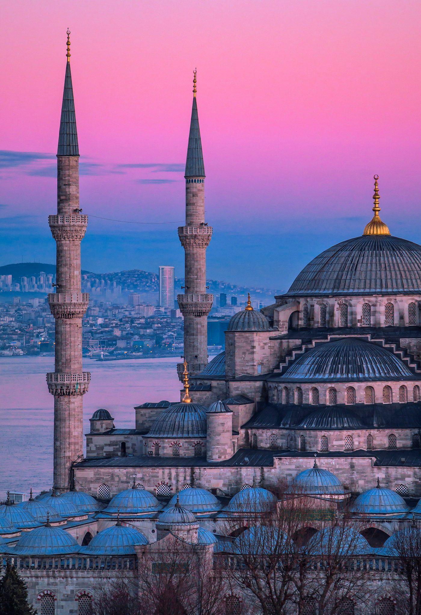 Blue Mosque Istanbul dengan menaranya saat senja
