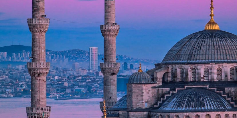 Blue Mosque Istanbul dengan menaranya saat senja
