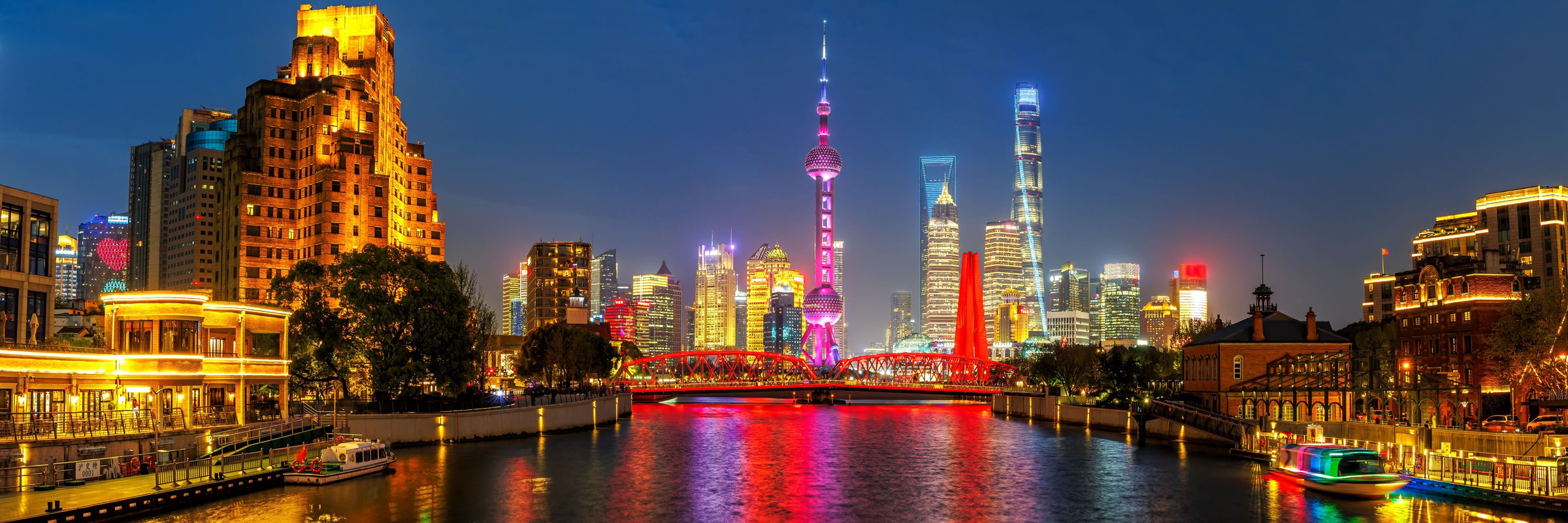 Skyline Pudong Shanghai dengan Oriental Pearl Tower dilihat dari The Bund saat malam