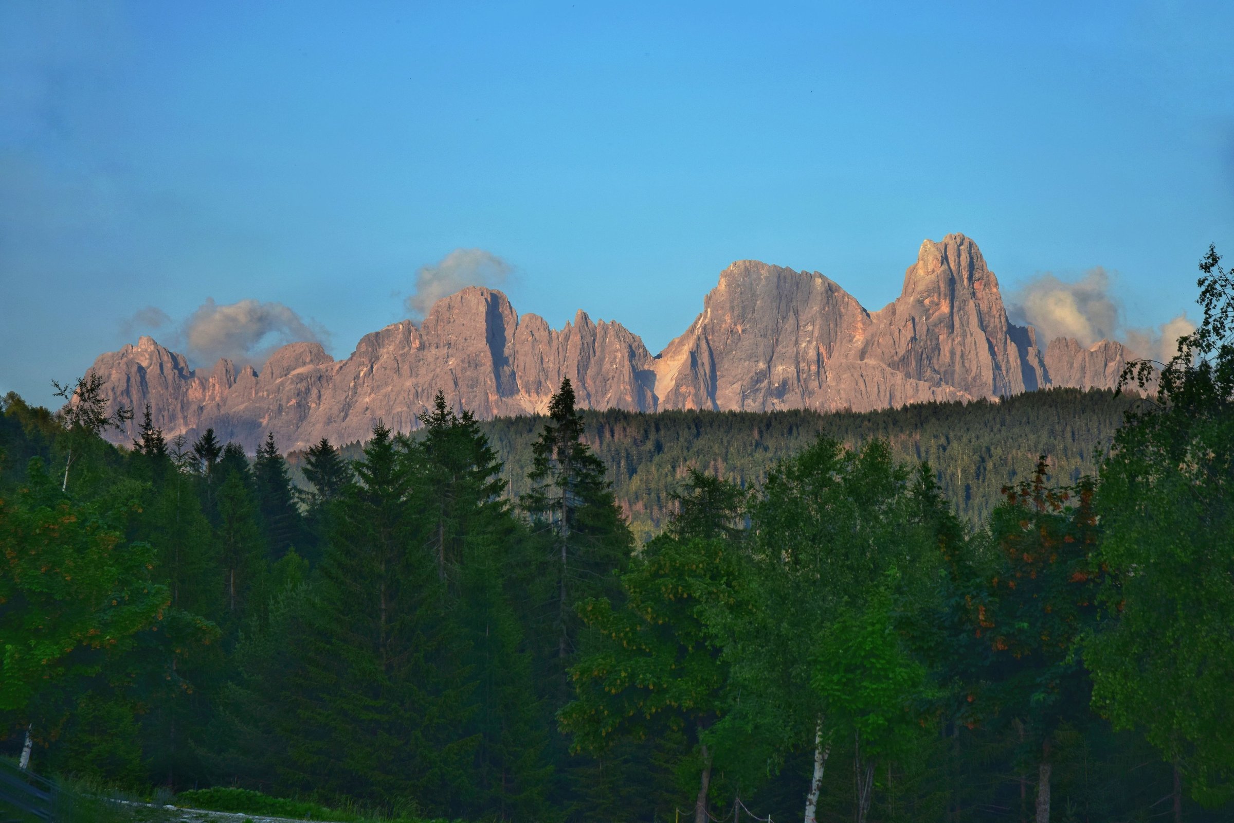 Puncak Dolomites saat cahaya senja