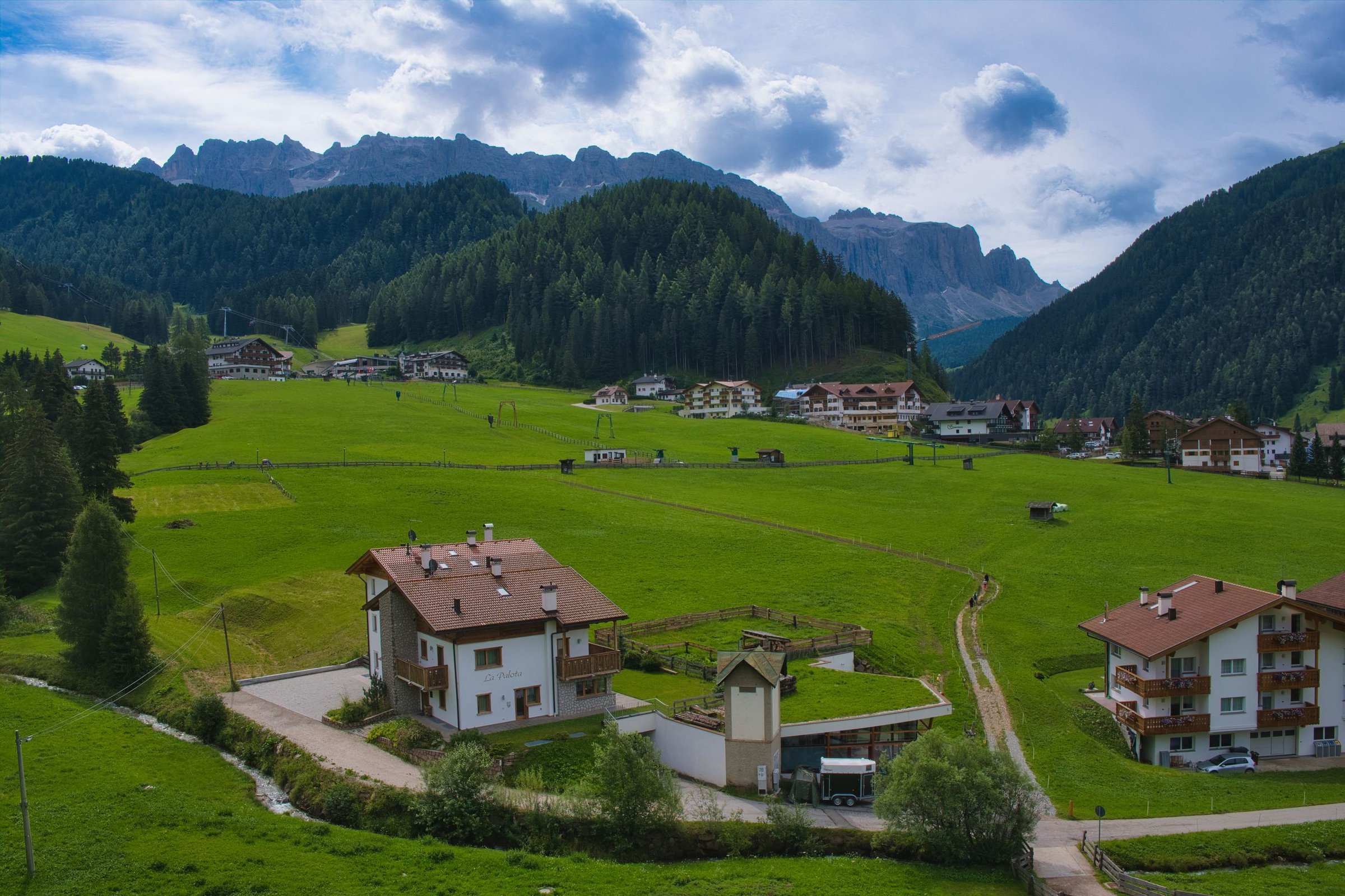 Desa Ortisei di lembah Dolomites