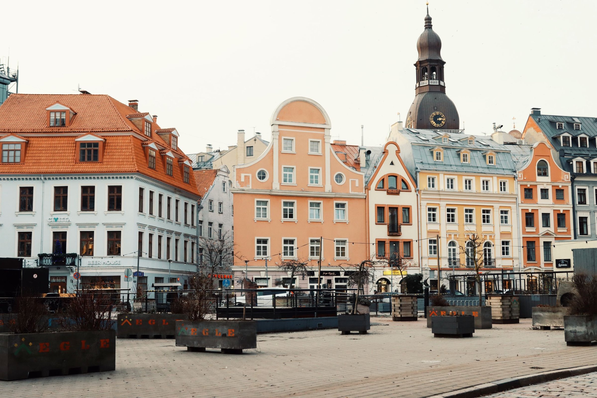 Rumah berpinggang khas dan menara katedral di alun-alun kota tua Riga.