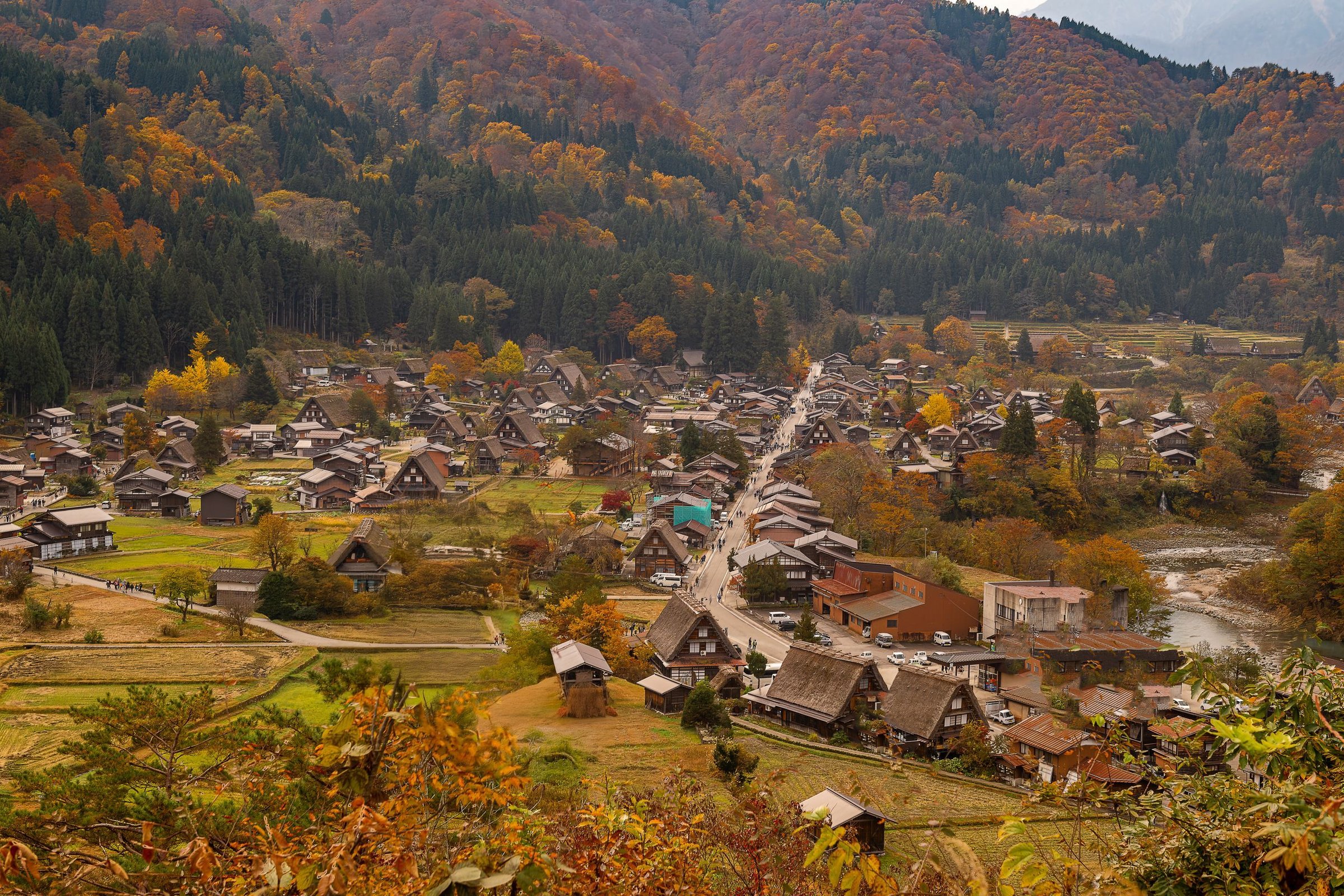 Desa Shirakawago dari ketinggian saat musim gugur