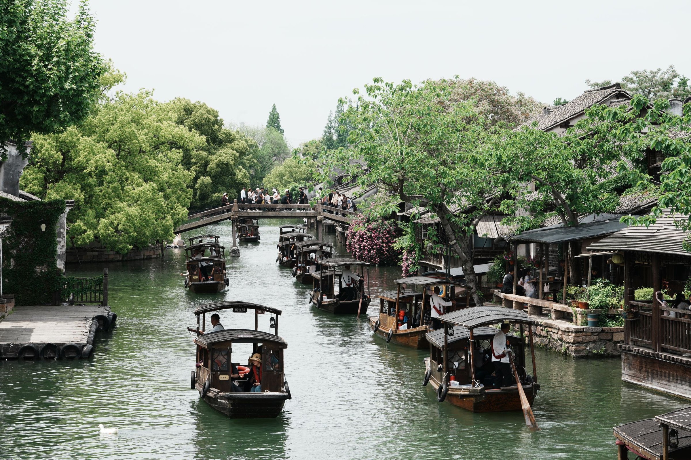 Fajar & Nadia: Menyusuri rumah kayu di atas kanal Wuzhen Water Town berdua