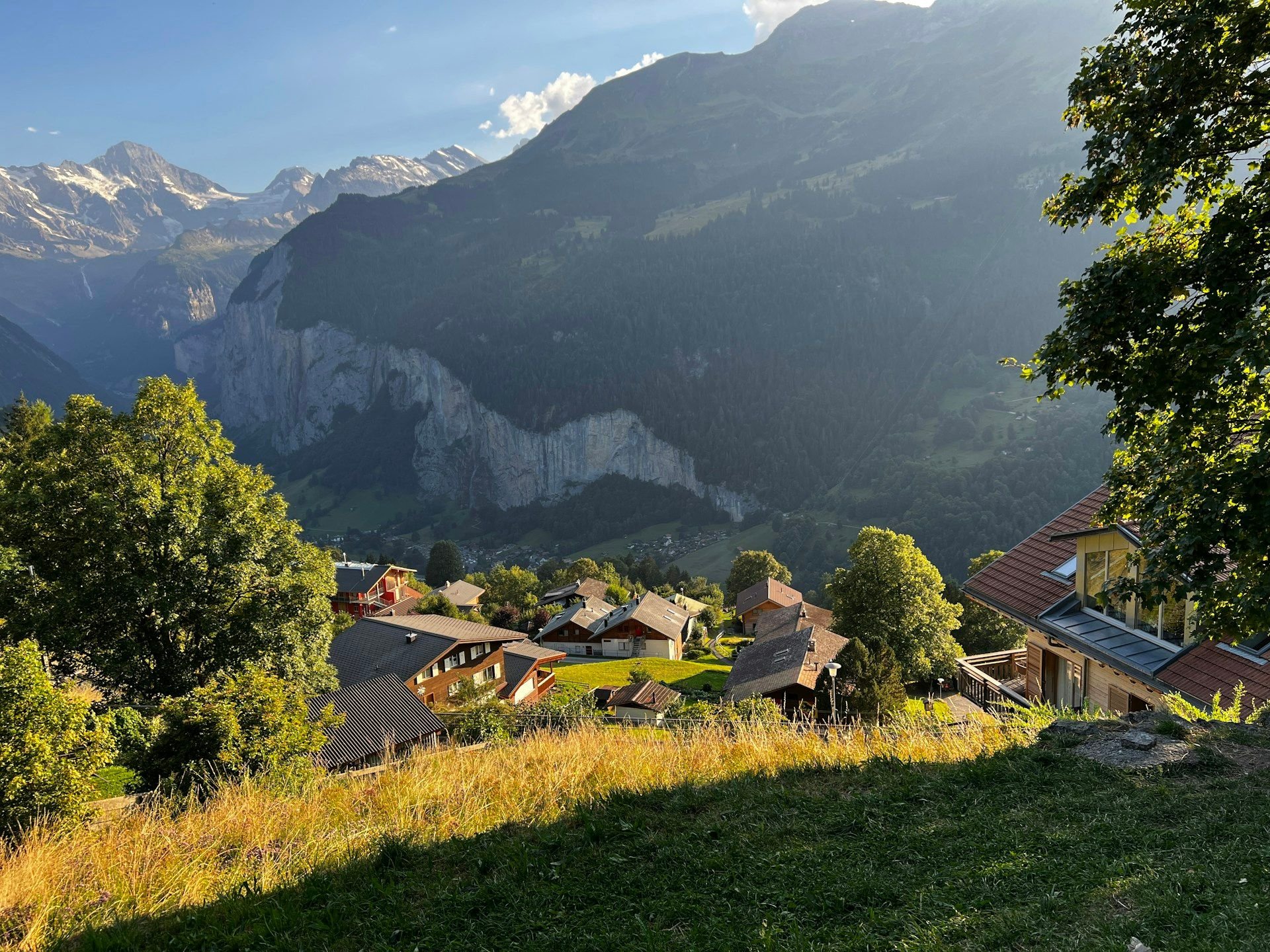 Desa di lembah Lauterbrunnen dengan tebing curam, Swiss