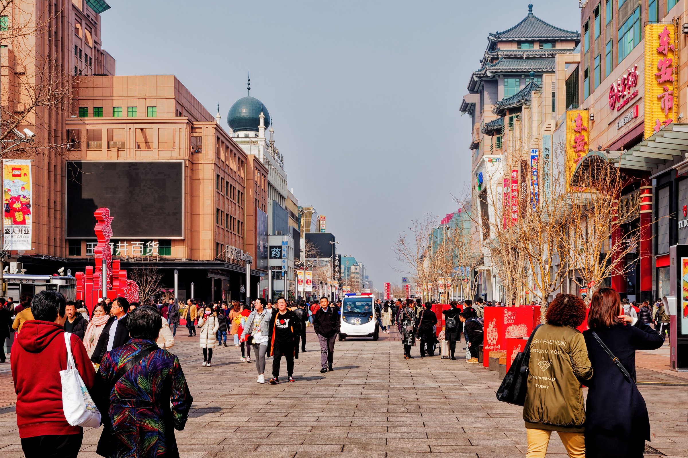 Jalan pejalan kaki Beijing dipadati pengunjung dengan dekorasi merah khas Imlek