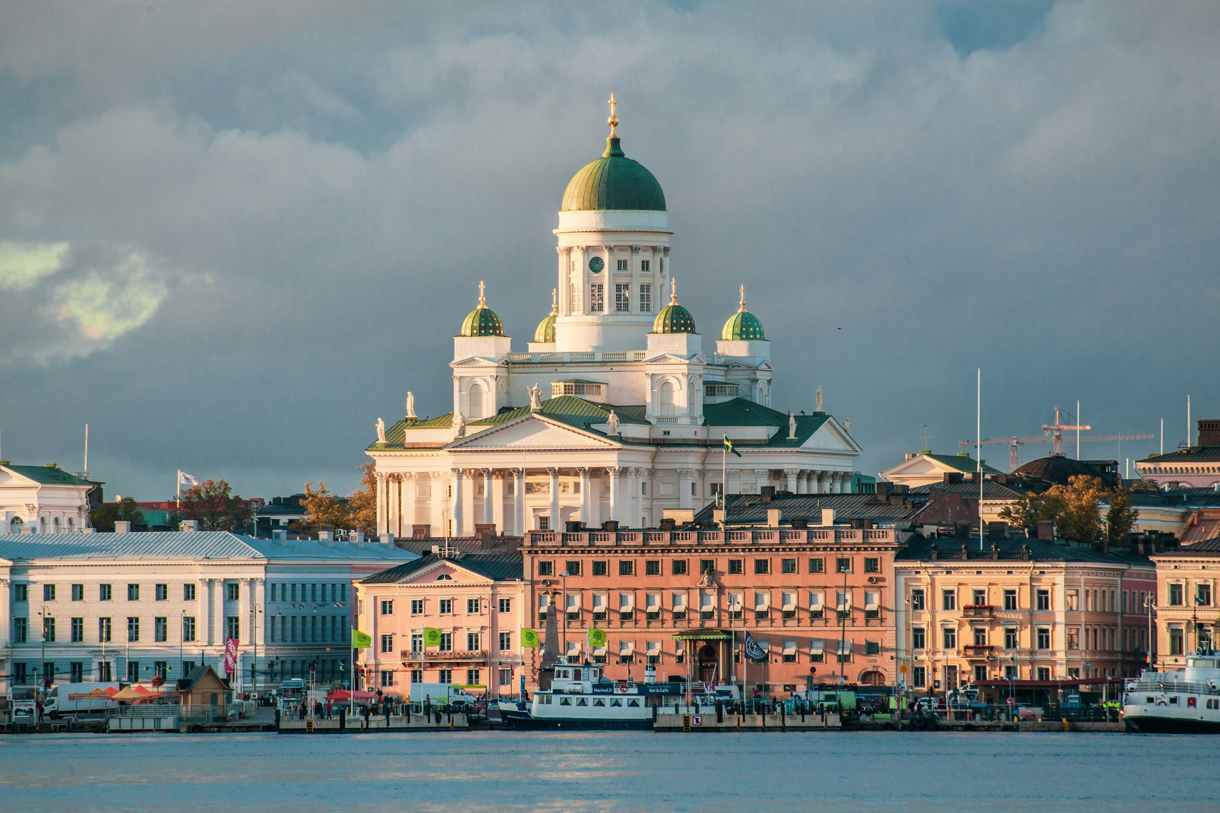 Katedral Helsinki Finlandia dari tepi pelabuhan