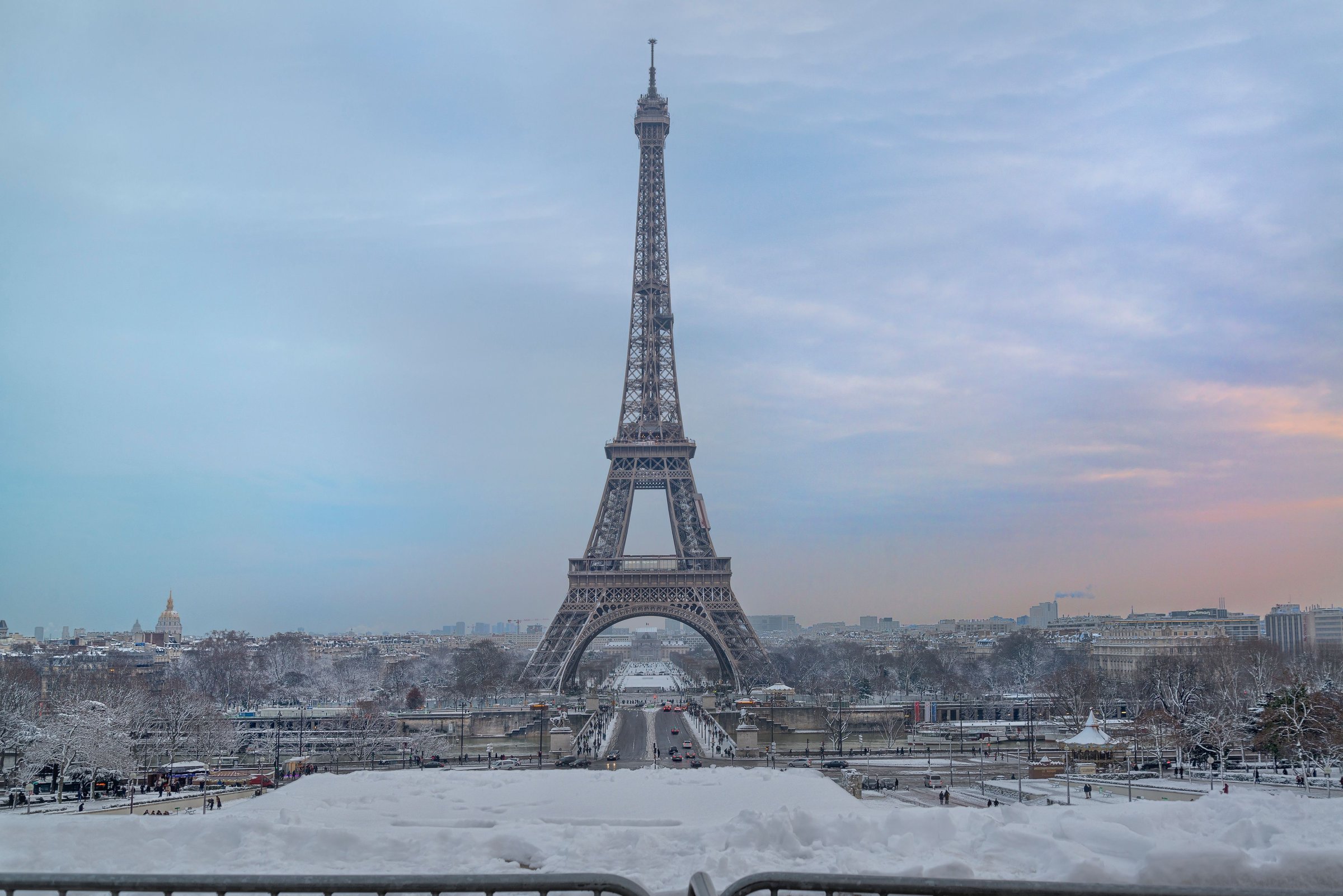 Menara Eiffel Paris di sore musim dingin dengan langit jingga.