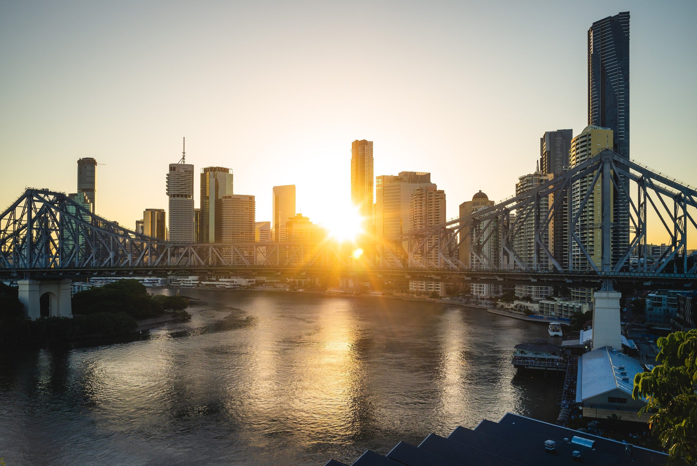 Matahari terbenam di balik Story Bridge dan gedung pencakar langit Brisbane
