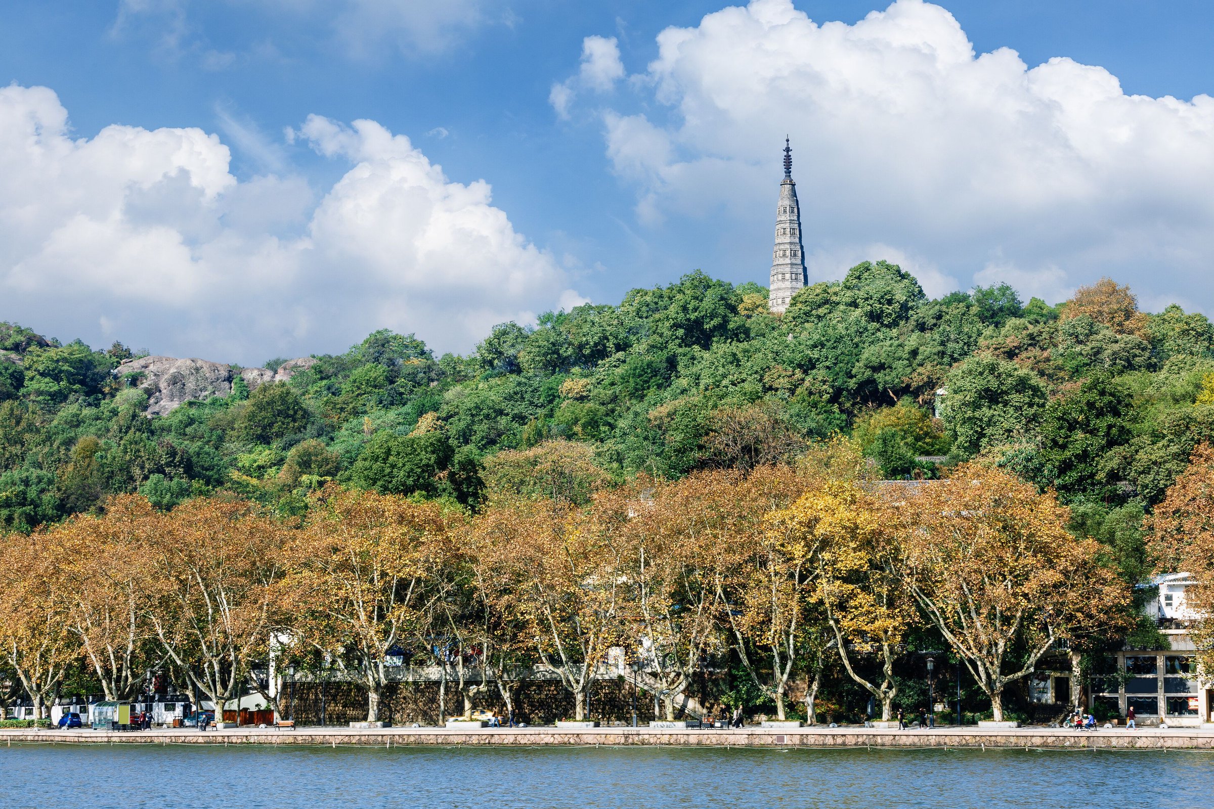 Pagoda di atas bukit dan pepohonan musim gugur di tepi Danau Barat (West Lake), Hangzhou
