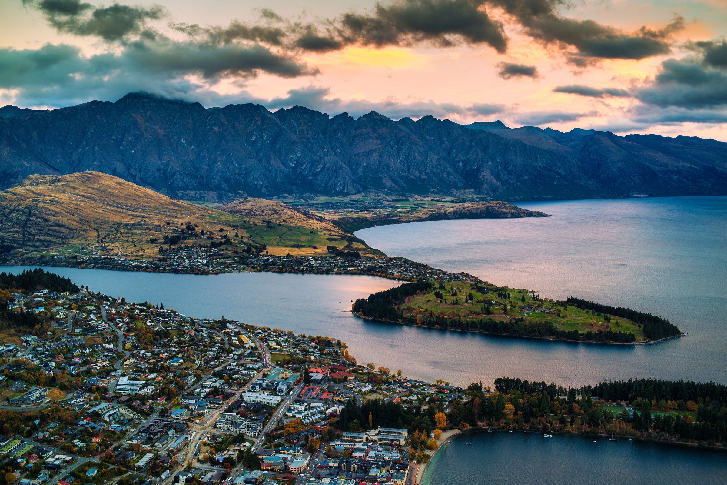 Lake Wakatipu dan pegunungan di sekitar Queenstown dilihat dari udara saat cahaya sore