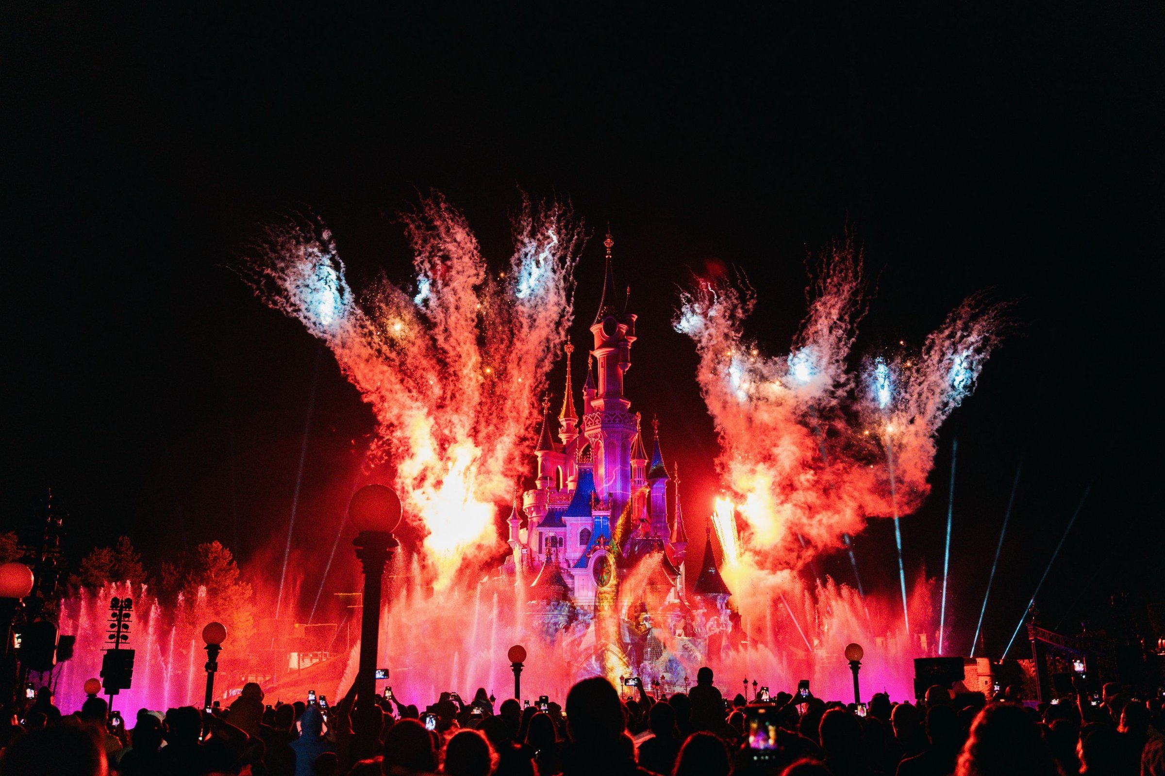 Kastil Disneyland Paris dengan kembang api