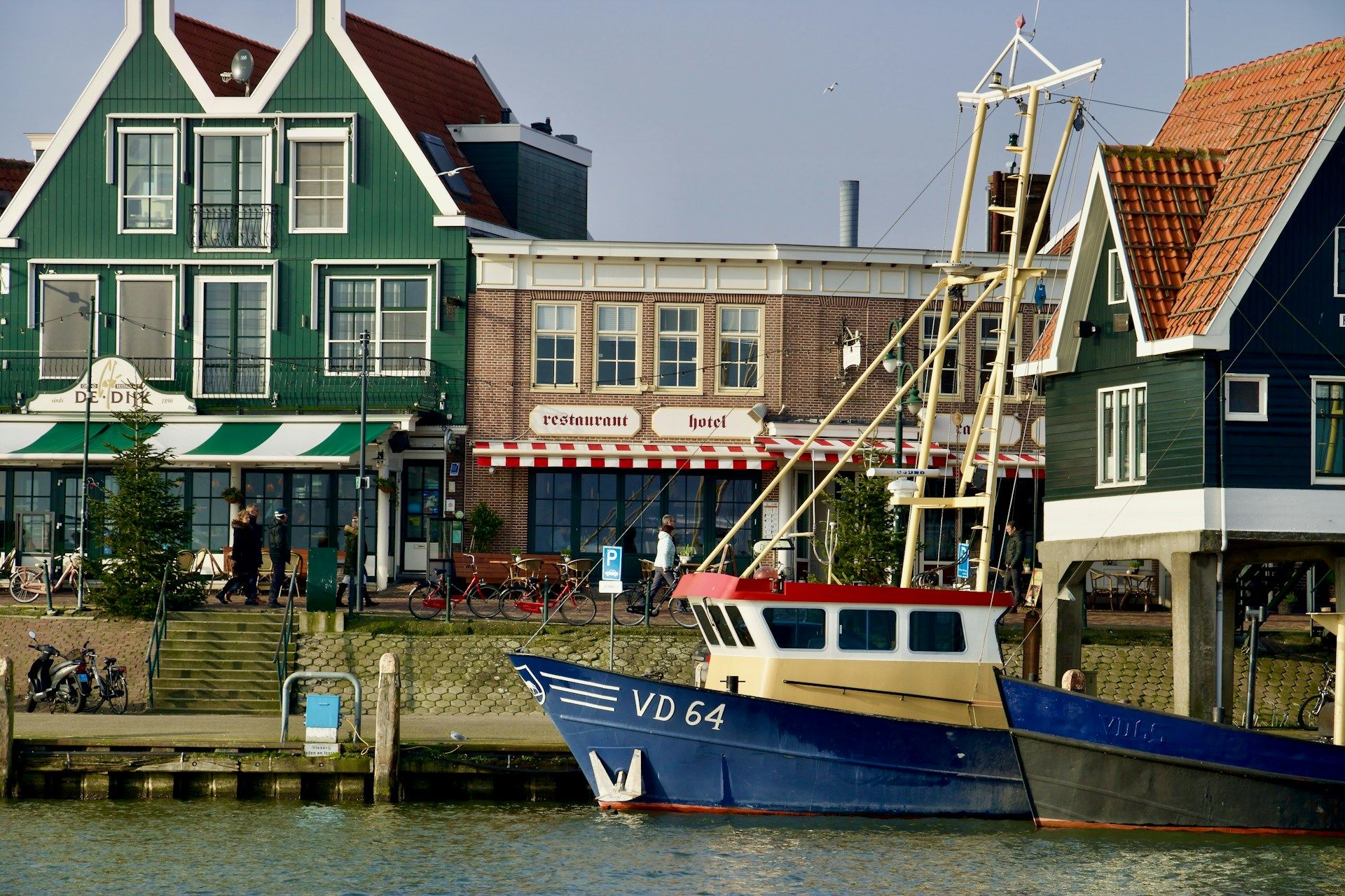 Pelabuhan Volendam dengan rumah-rumah warna-warni di tepi air, Belanda