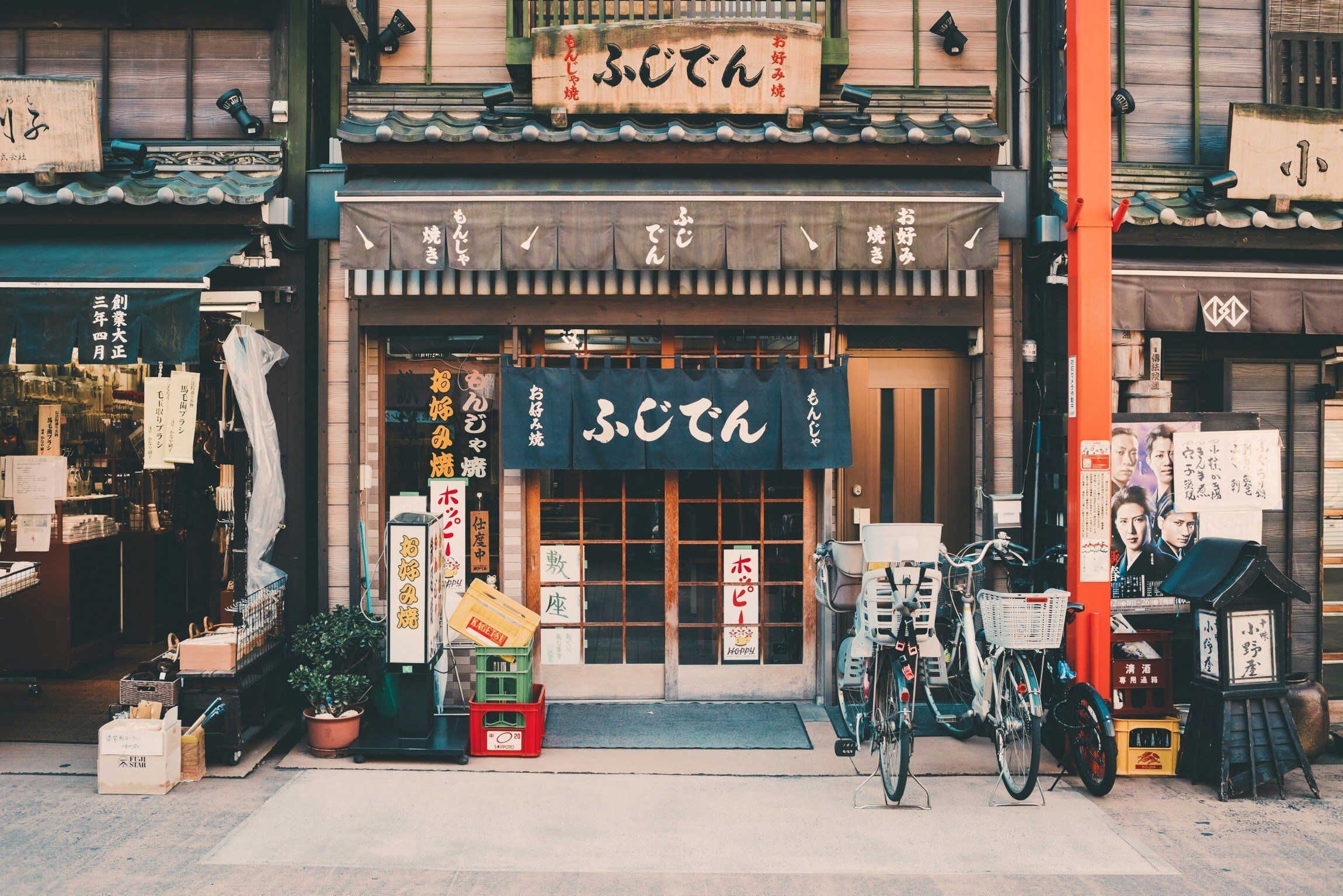 Fasad restoran tradisional Jepang dengan noren biru di Tokyo