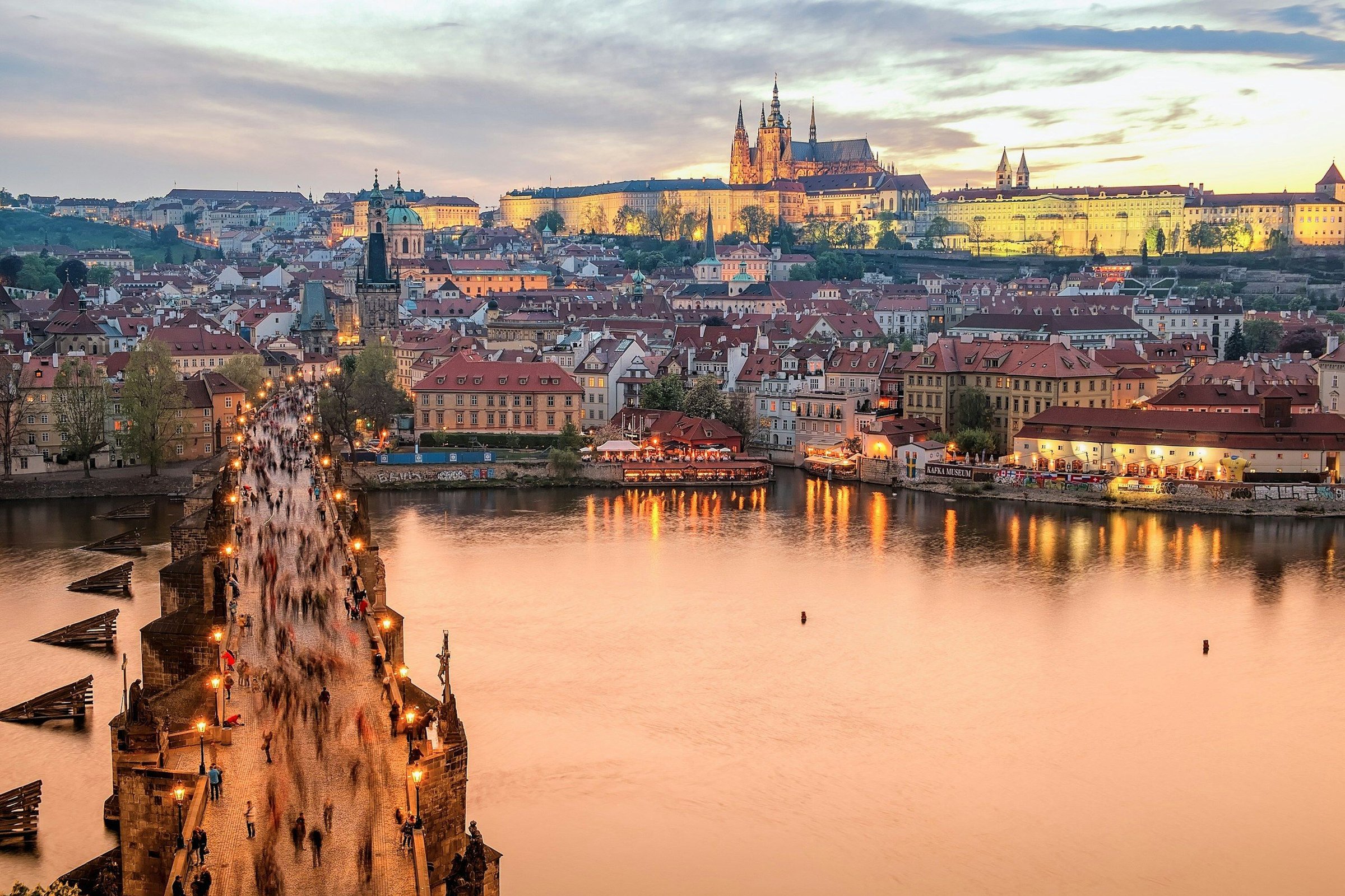 Jembatan Charles menuju Kastil Praha dan Katedral St. Vitus di atas Sungai Vltava saat matahari terbenam, Republik Ceko