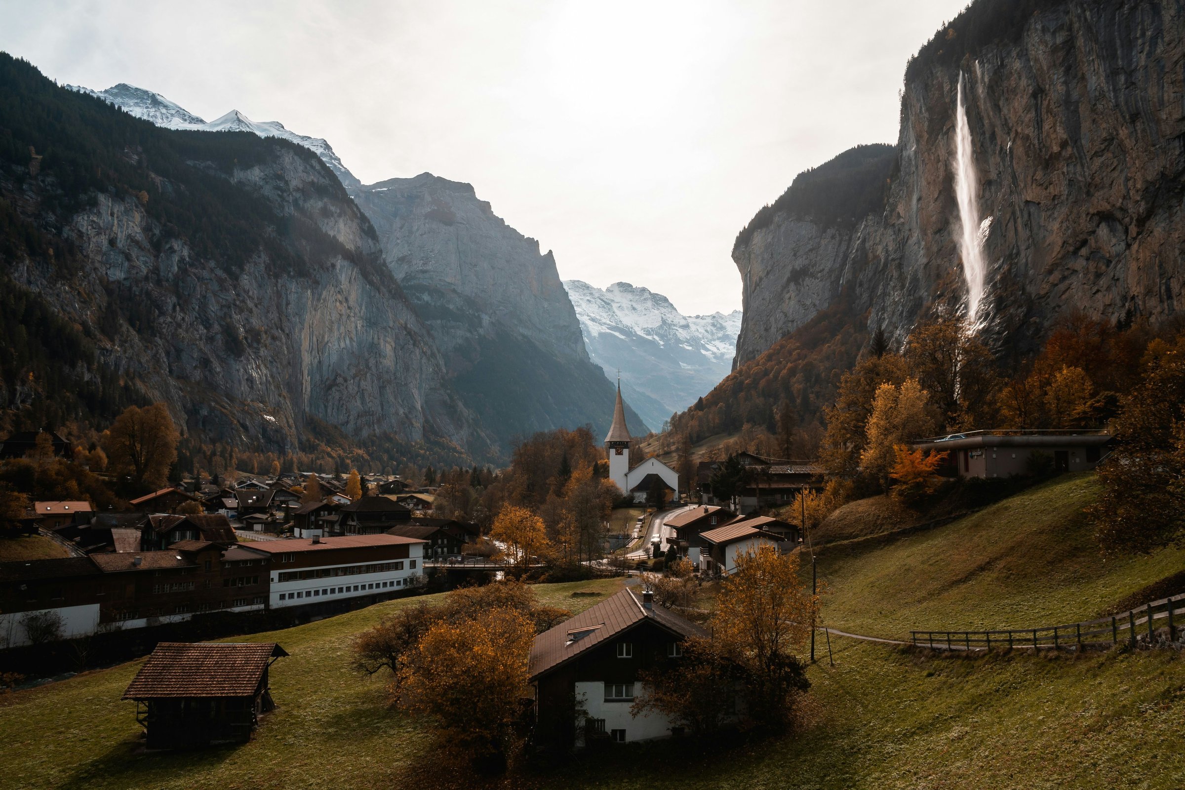 Desa pegunungan Swiss dengan lereng bernuansa musim gugur.