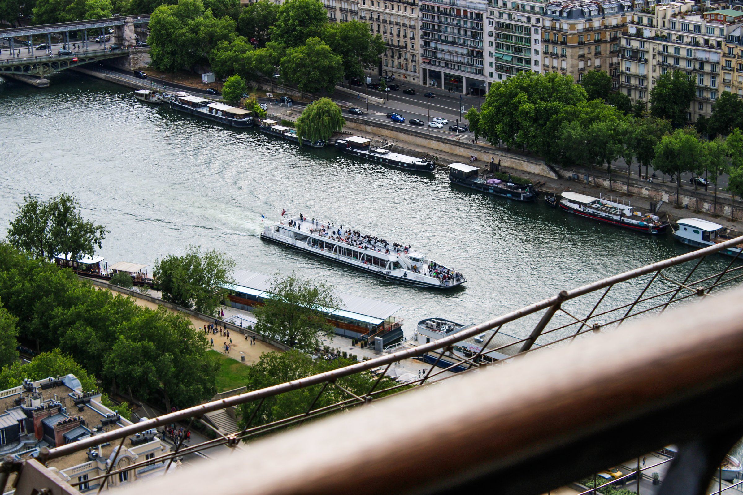 Kapal cruise di Sungai Seine Paris