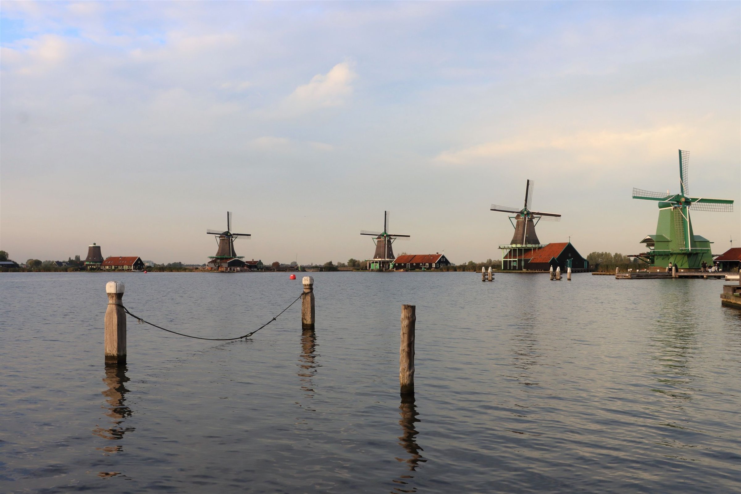 Dewi (solo traveler): Jalan sendiri keliling Zaanse Schans, kincir angin jadi latar foto favoritnya.