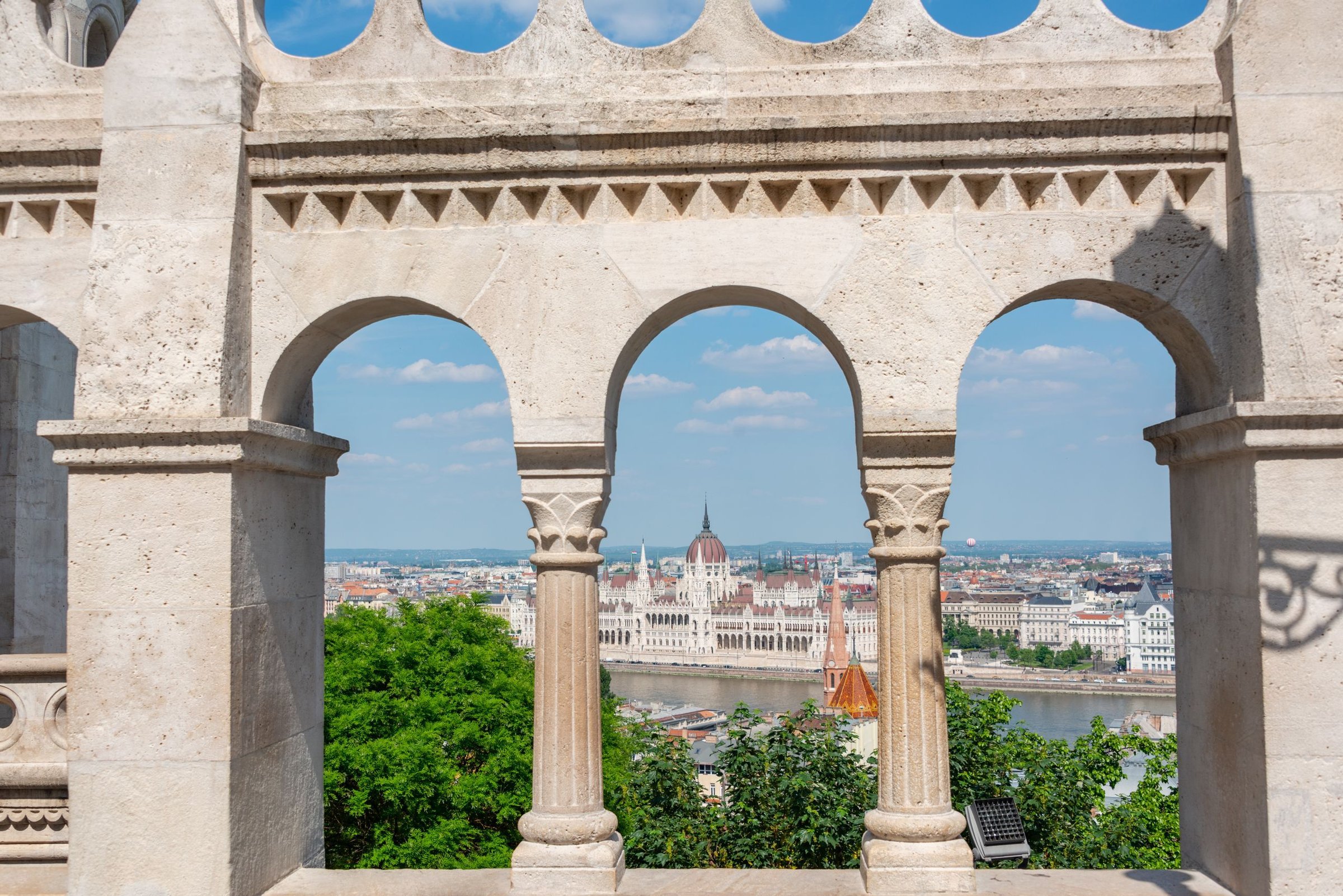 Sarah Amelia: Foto solo di tepi Danube dengan Fisherman's Bastion Budapest menghadap sungai.